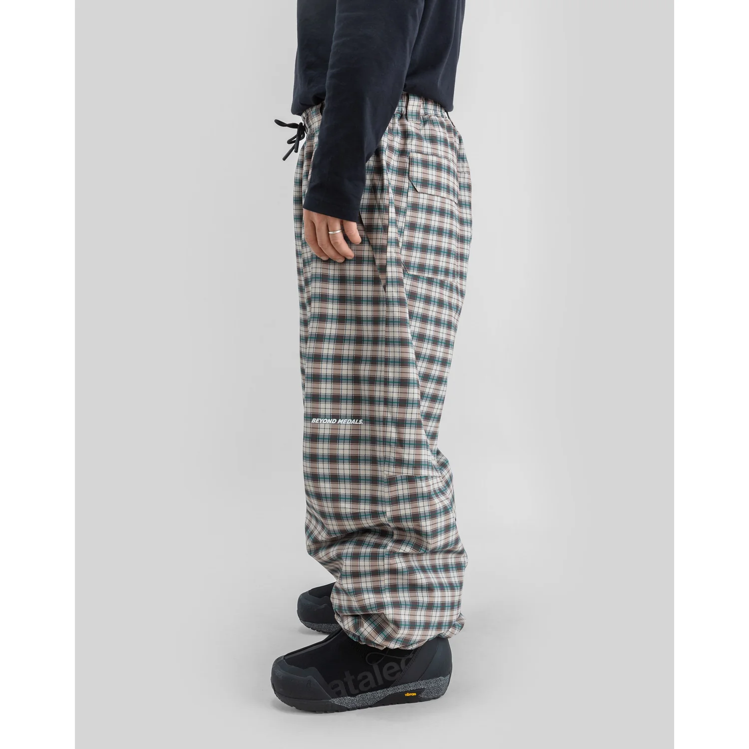 Pantalon, motif à carreaux, coupe ample, taille élastiquée, poches latérales
