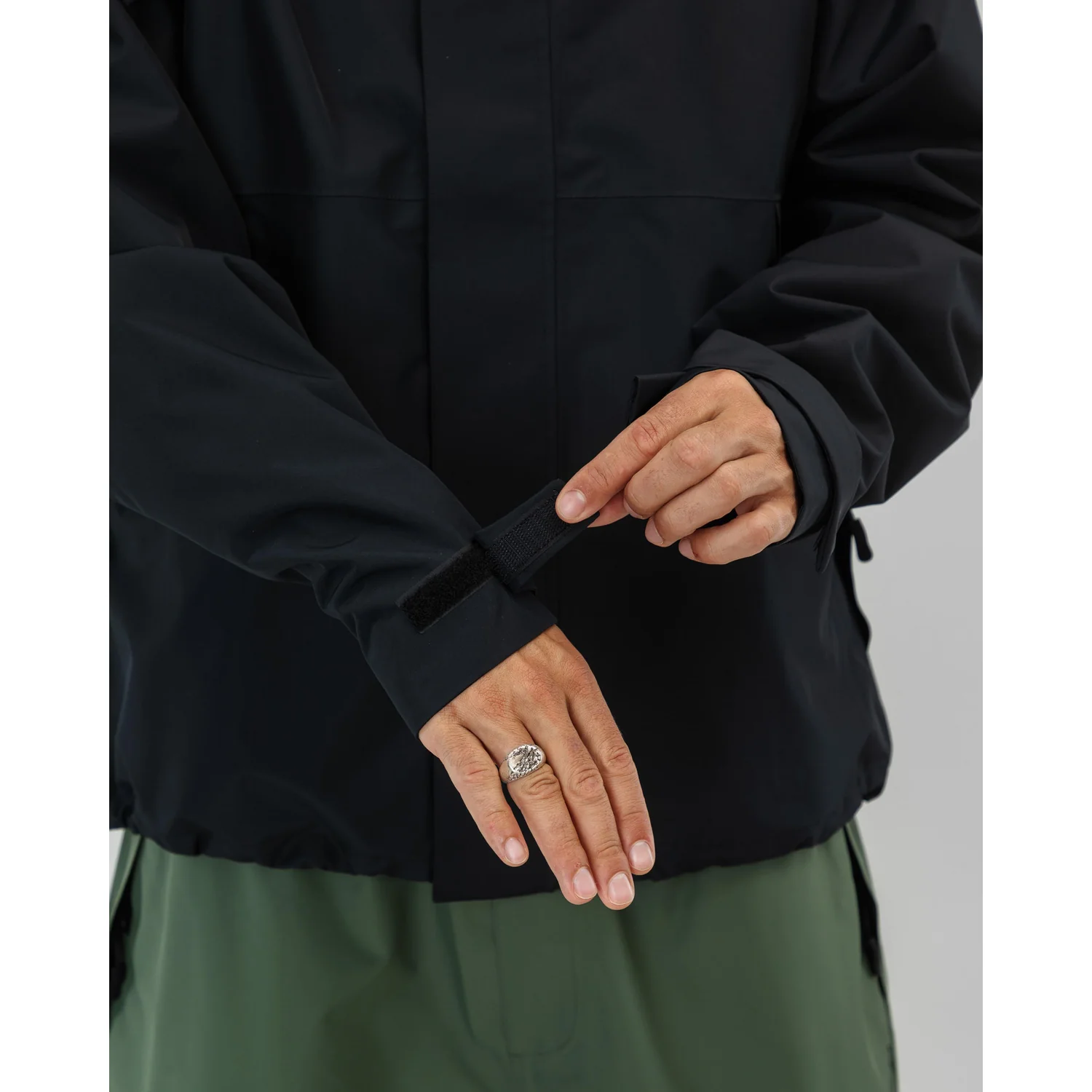 veste noire, poignets à fermeture Velcro, poignets réglables, veste de plein air