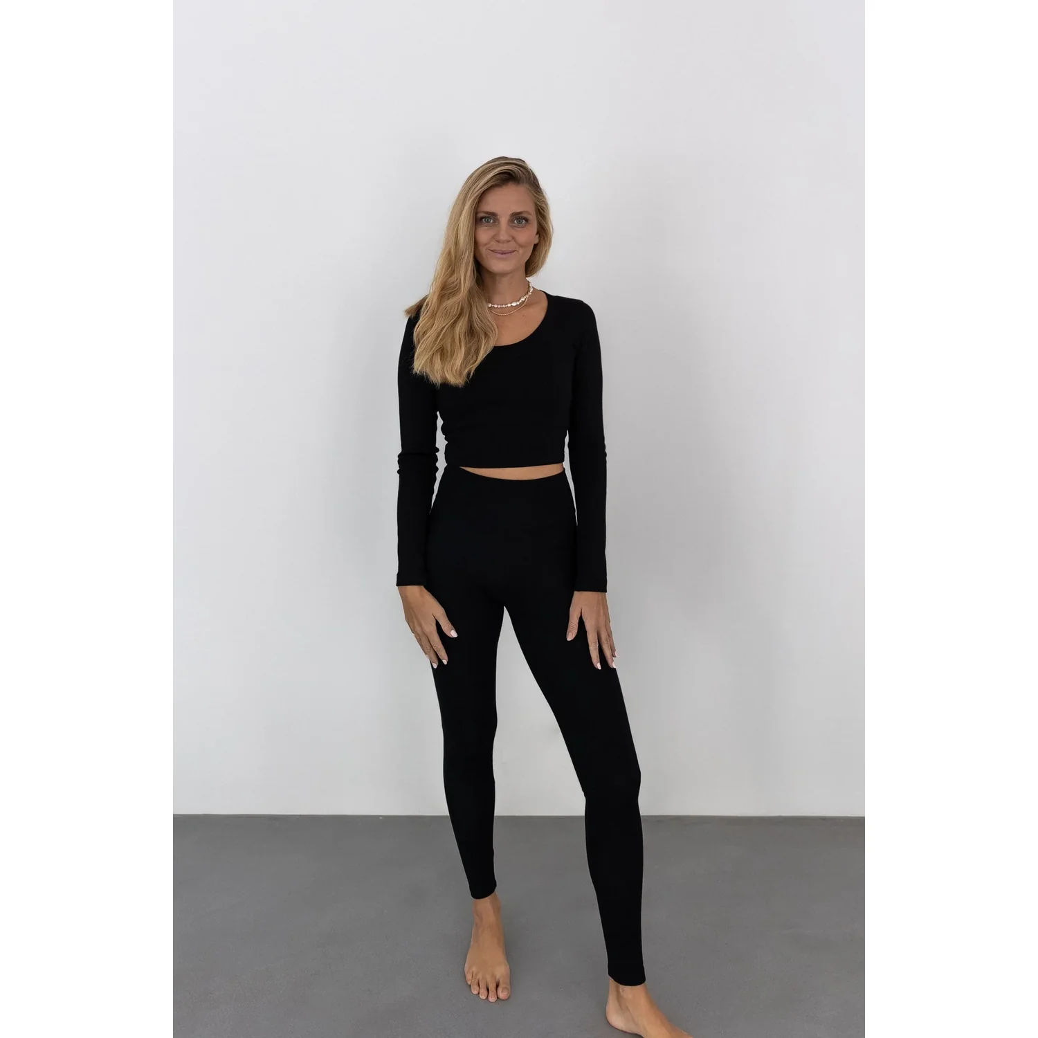 Crop-top, t-shirt à manches longues, leggings, ensemble, noir