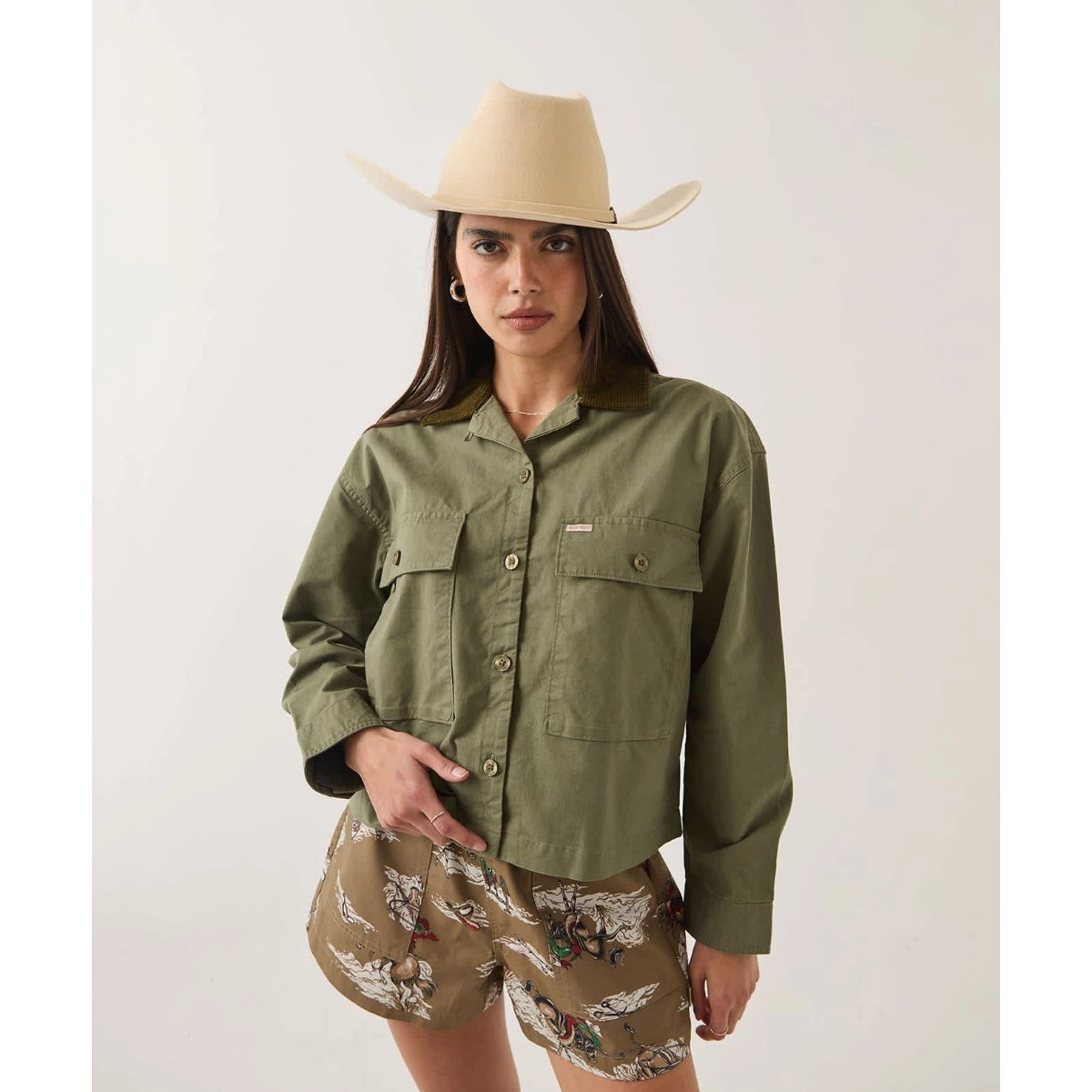 militärgrüne Jacke, Cargo-Jacke, Knopfverschluss, Brusttaschenklappen, Kord-JahresKragen