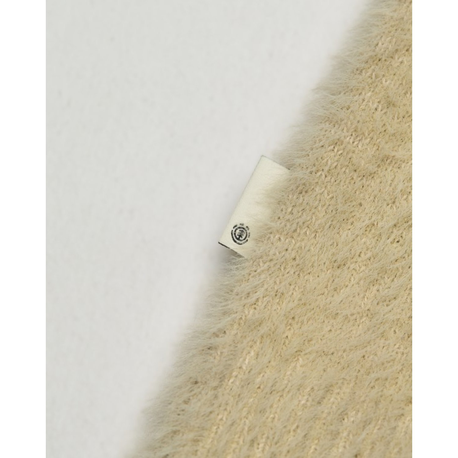 (faux fur), cremefarben, weiche textur, kleine etikette, tierfell-look