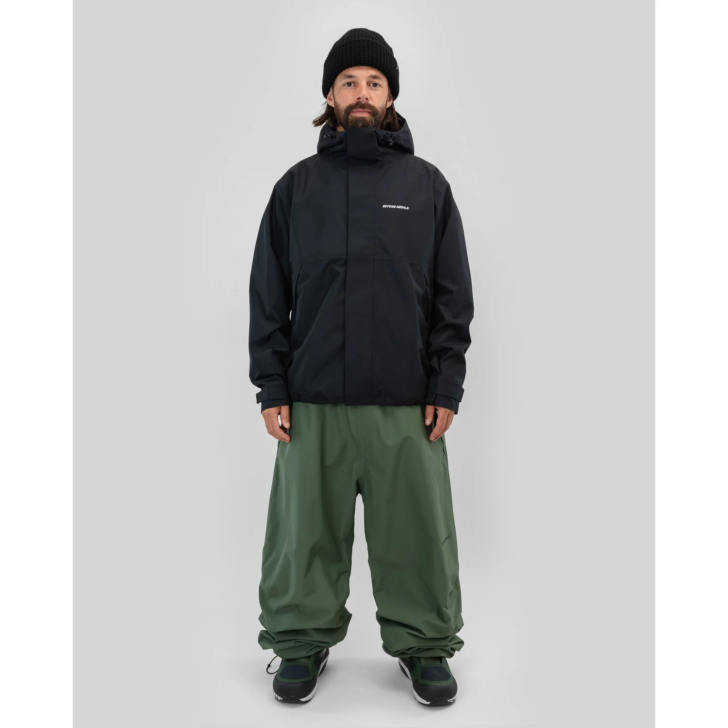 Veste de ski, capuche, noire, pantalon de ski, vert olive