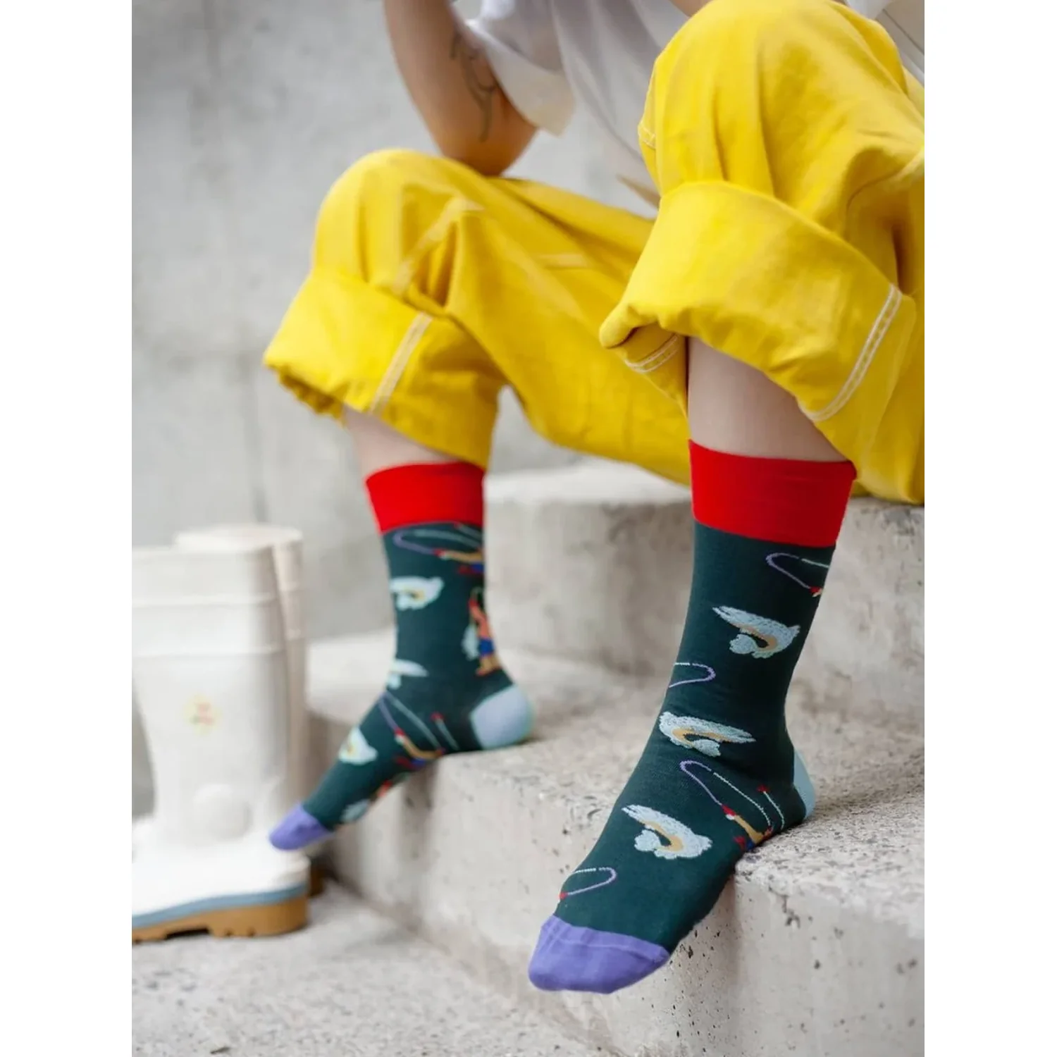 Chaussettes, vert foncé, motifs colorés, bordure rouge, pointe violette