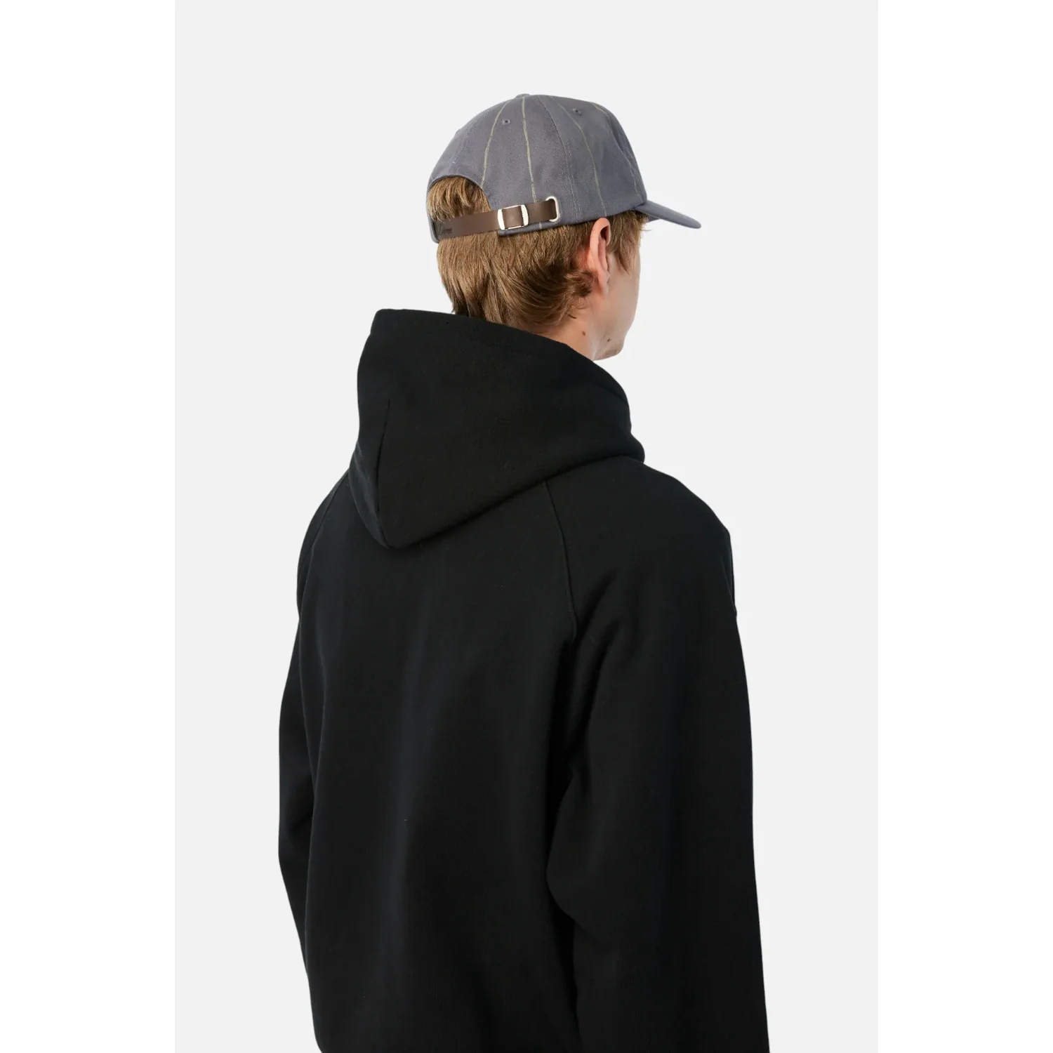 schwarzer Hoodie, Kapuze, graue Kappe, verstellbarer Riemen