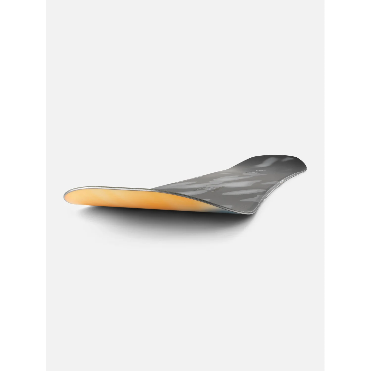 Snowboard, grau, orange Unterseite, gebogene Form, grafisches Muster