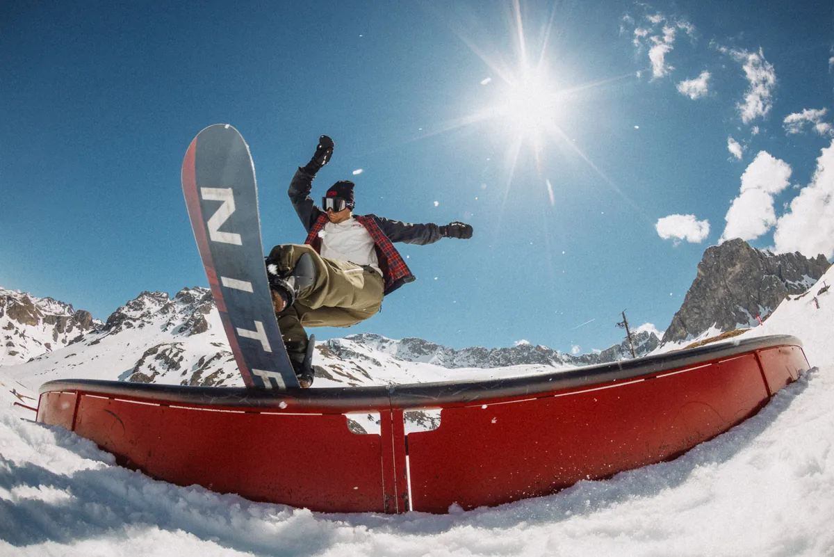 Snowboard, Wintersport, Snowboardbrille, Schneejacke, Karierte Jacke, Snowboard, Wintersportbrille, Schneejacke, Karohose, Snowpark