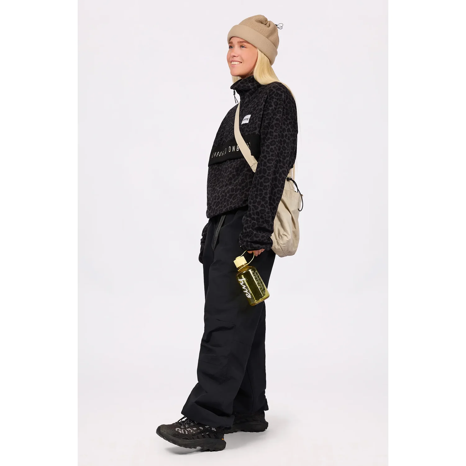 Parka, Leopard print, Fleece sweater, Black pants, Water bottle, Fleecepullover, Leopardenmuster, Schwarz, Stehkragen, Halber Reißverschluss