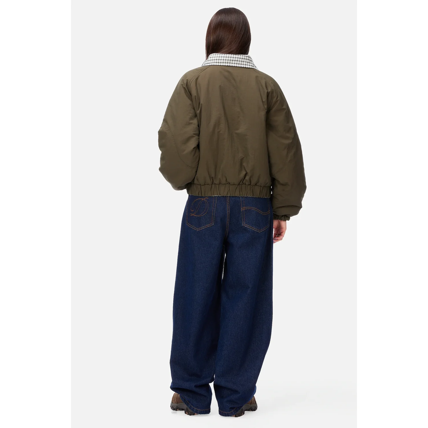 Bomberjacke, Olivgrün, Karomuster am Kragen, Elastischer Saum, Weite Jeans