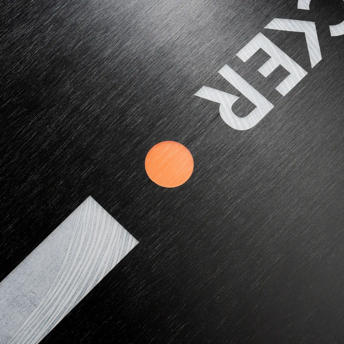 point orange, autocollant rond, étiquette de surface, texture bois, conception graphique, cercle orange, point rond, design graphique, fond noir, texte blanc