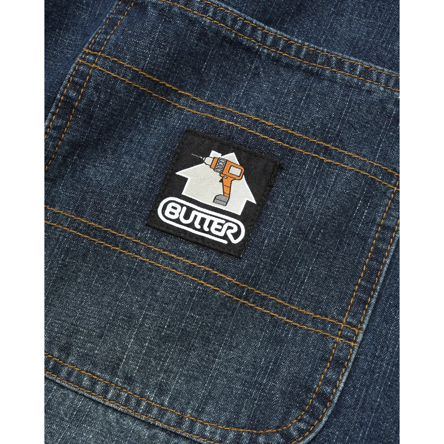 Tissu denim, poche de jean, bleu foncé, coutures contrastées, écusson avec logo