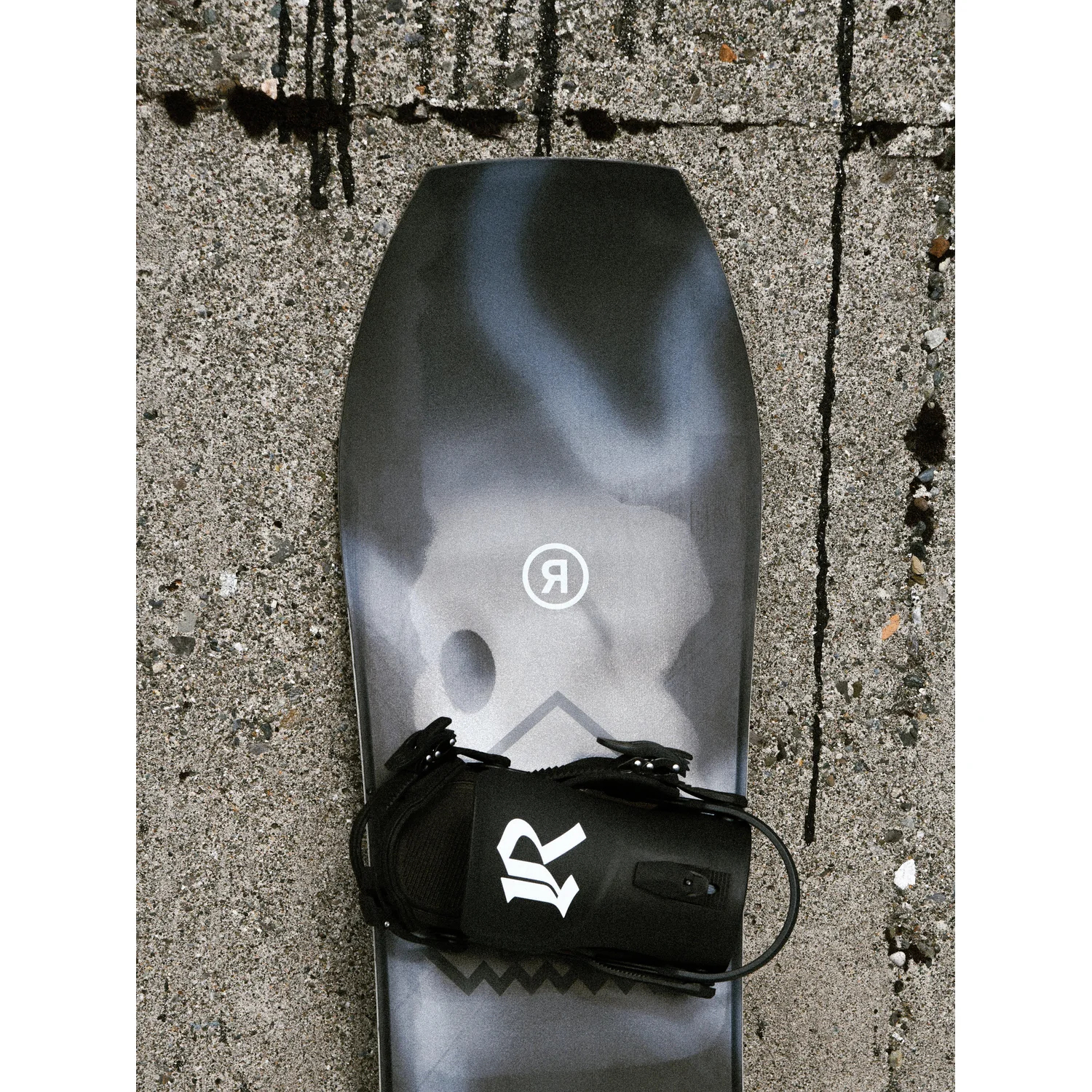 Snowboard, Snowboardbindung, Graues Tarnmuster, Schwarze Bindung