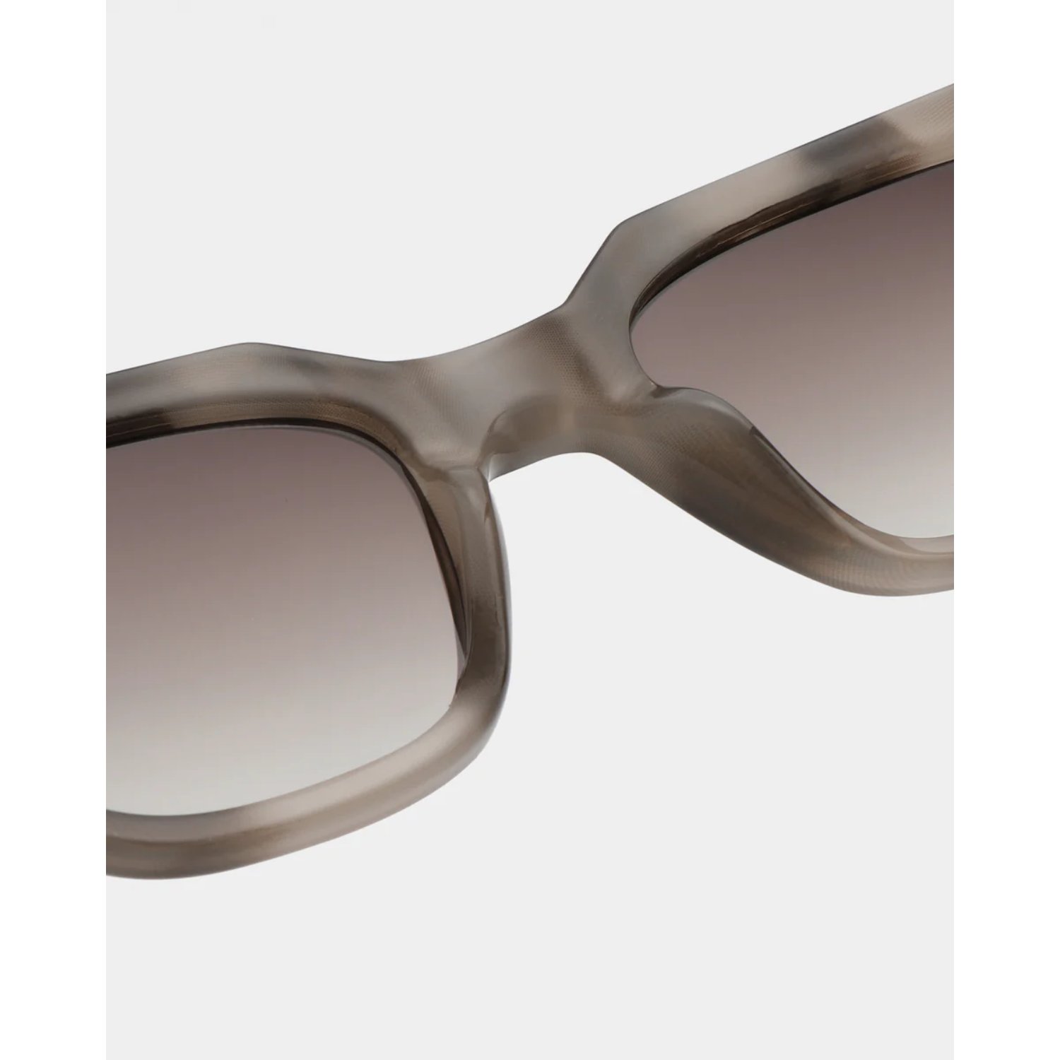 Lunettes de soleil, verres marron, monture ronde, matière plastique transparente, teinte gris-taupe