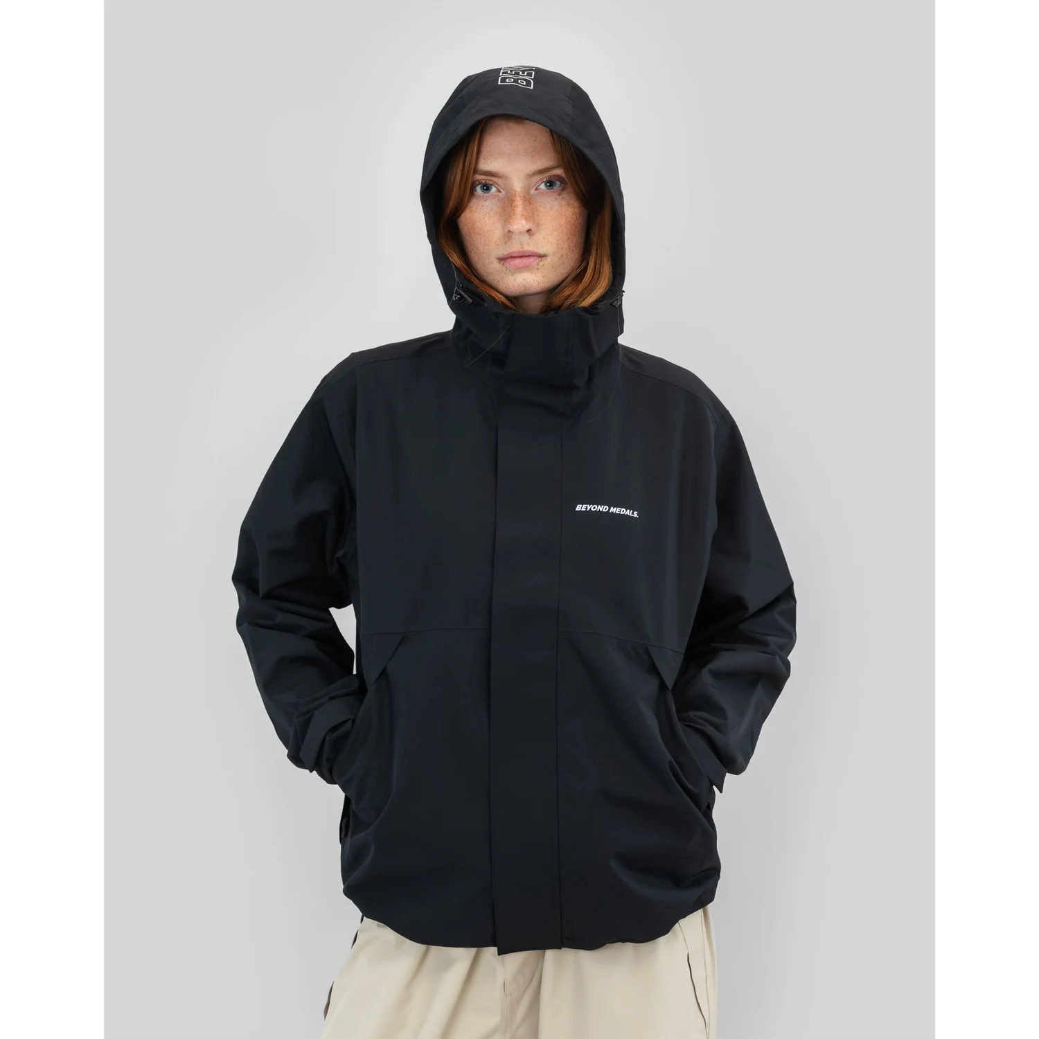 Veste de neige, noire, à capuche, fermeture éclair sur le devant, logo sur la poitrine