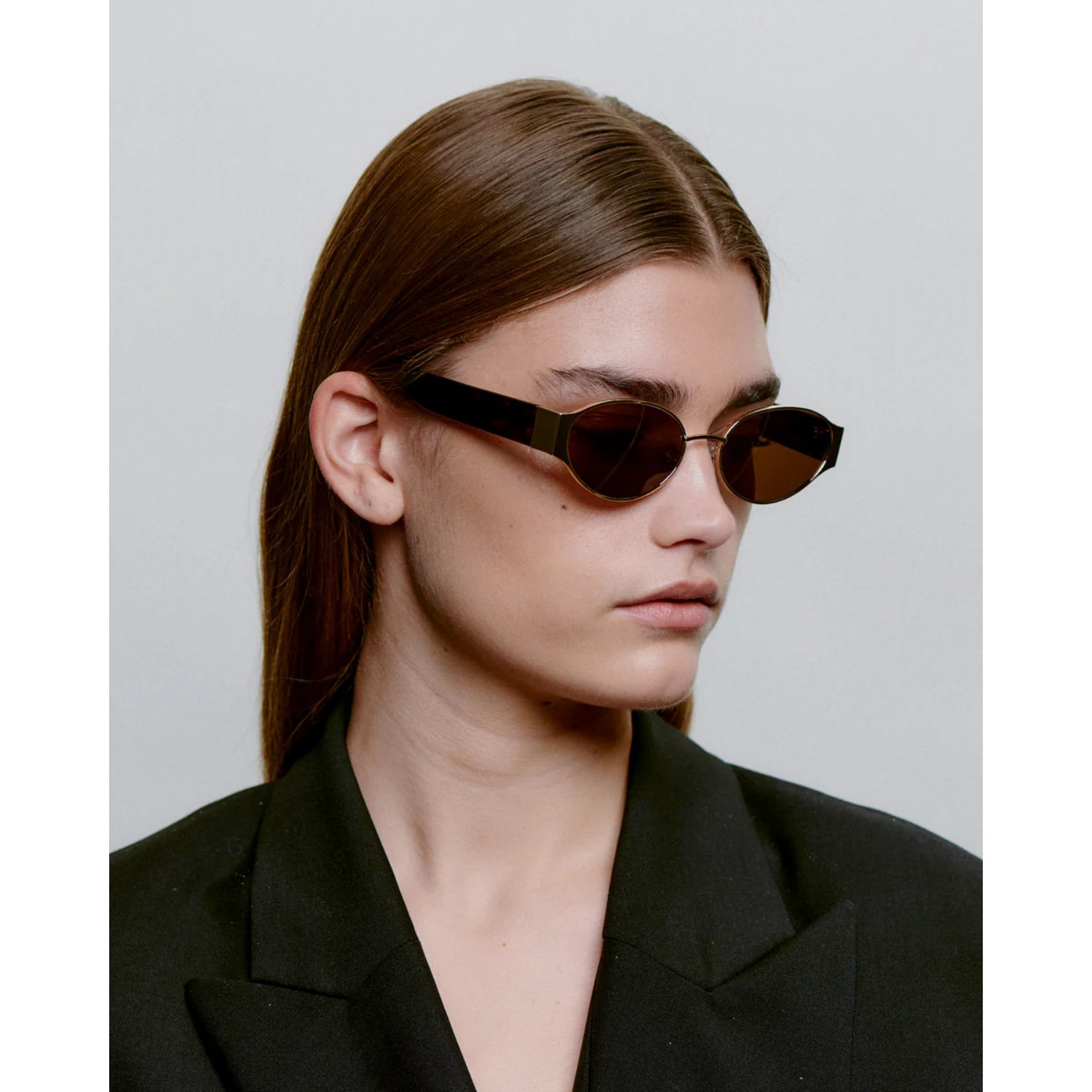 Bella Sonnenbrille, ovale Brille, braune Gläser, schmale Fassung, schwarze Kleidung