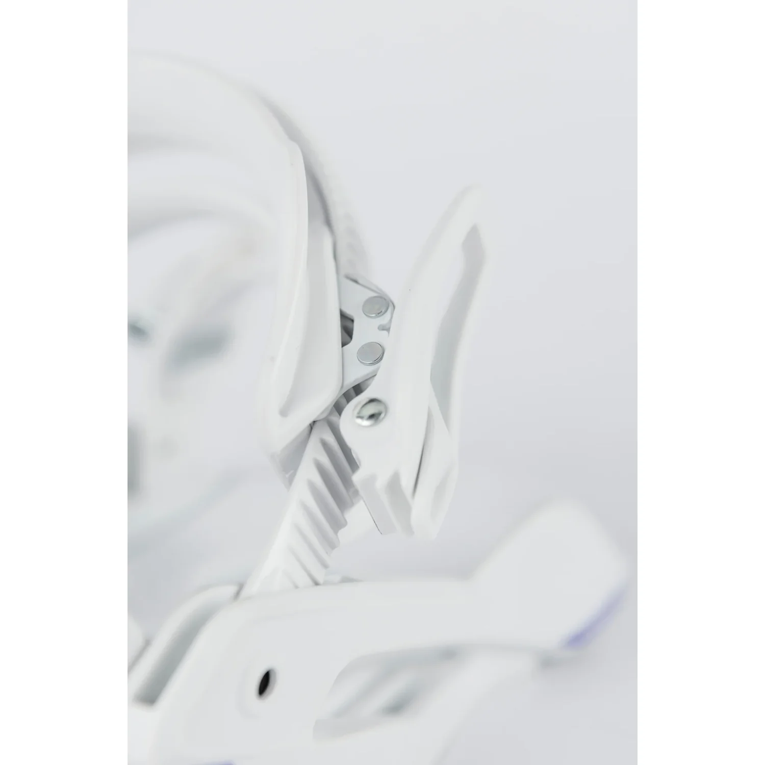 plastique blanc, fermeture réglable, mécanisme d'enclenchement, courroie crantée