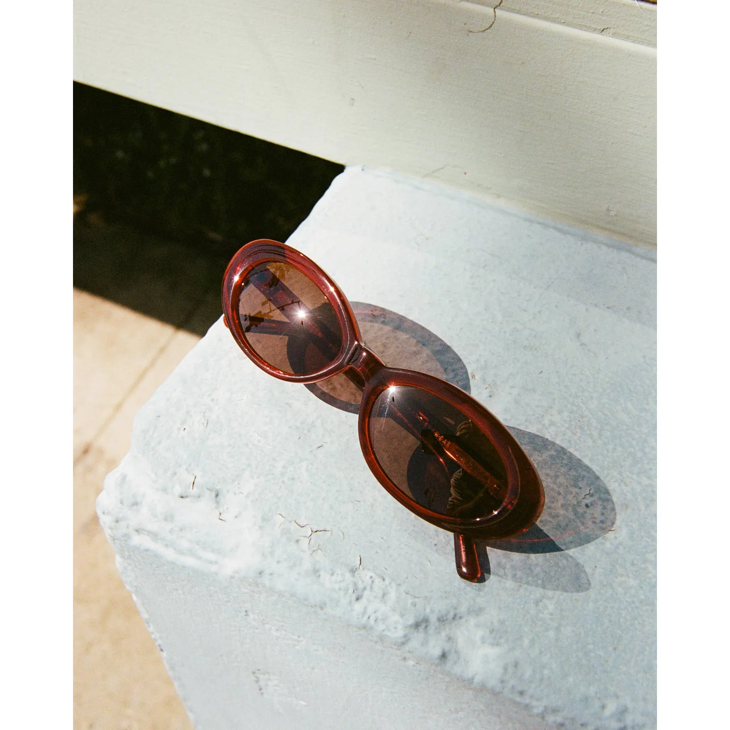 Sonnenbrille, ovale Gläser, braunes Gestell, getönte Gläser, Kunststoffgestell