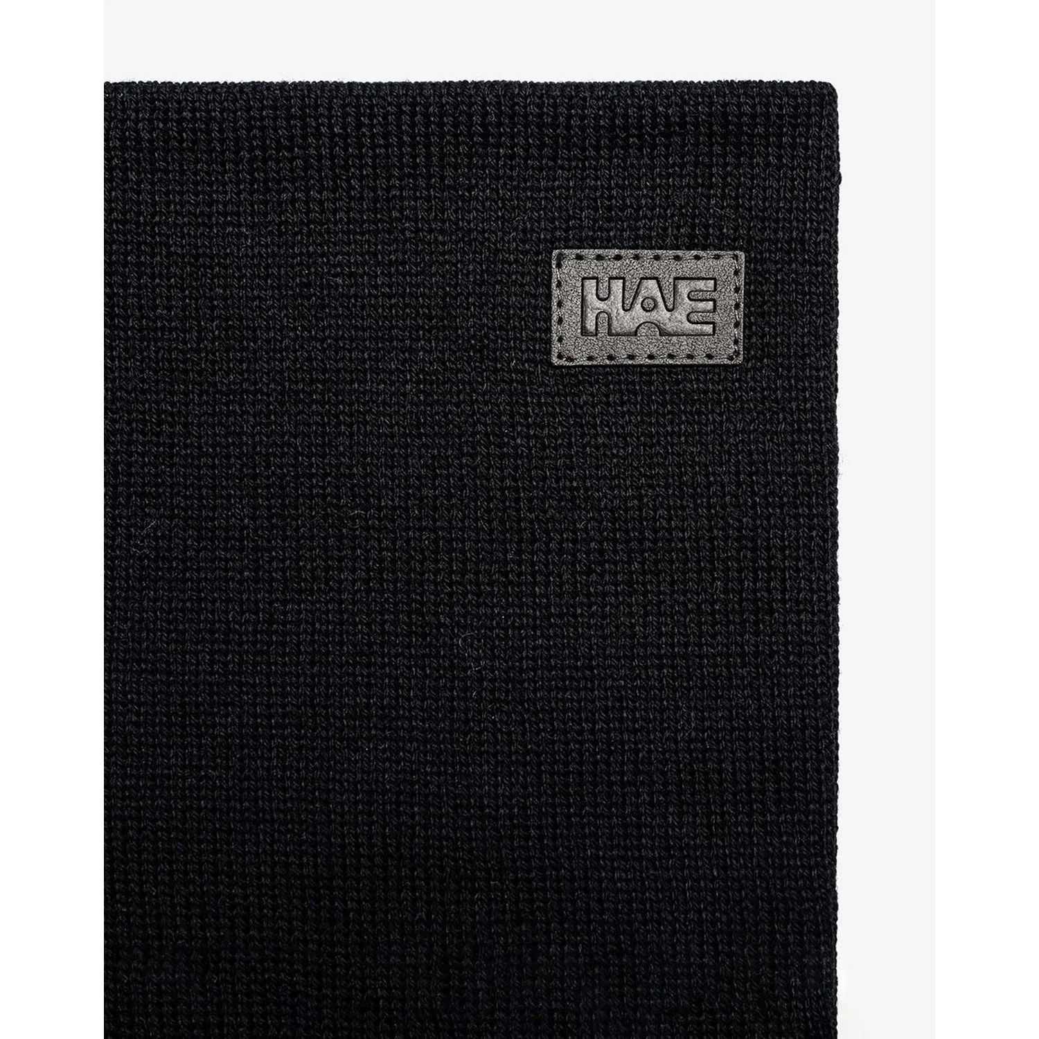 Drifter Merino Neckwarmer Écharpe tricotée, noire, en maille côtelée, avec écusson en tissu