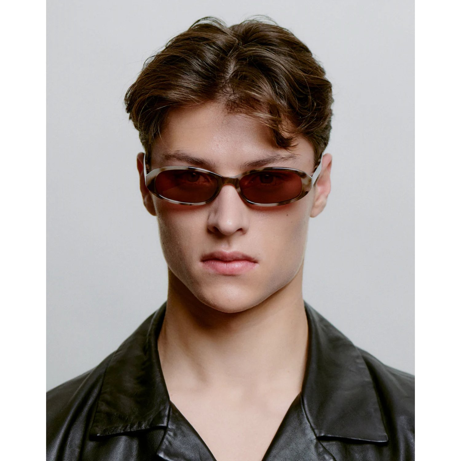 Macy Lunettes de soleil, montres ?, lunettes de vue ?, veste en cuir, modèle pour homme