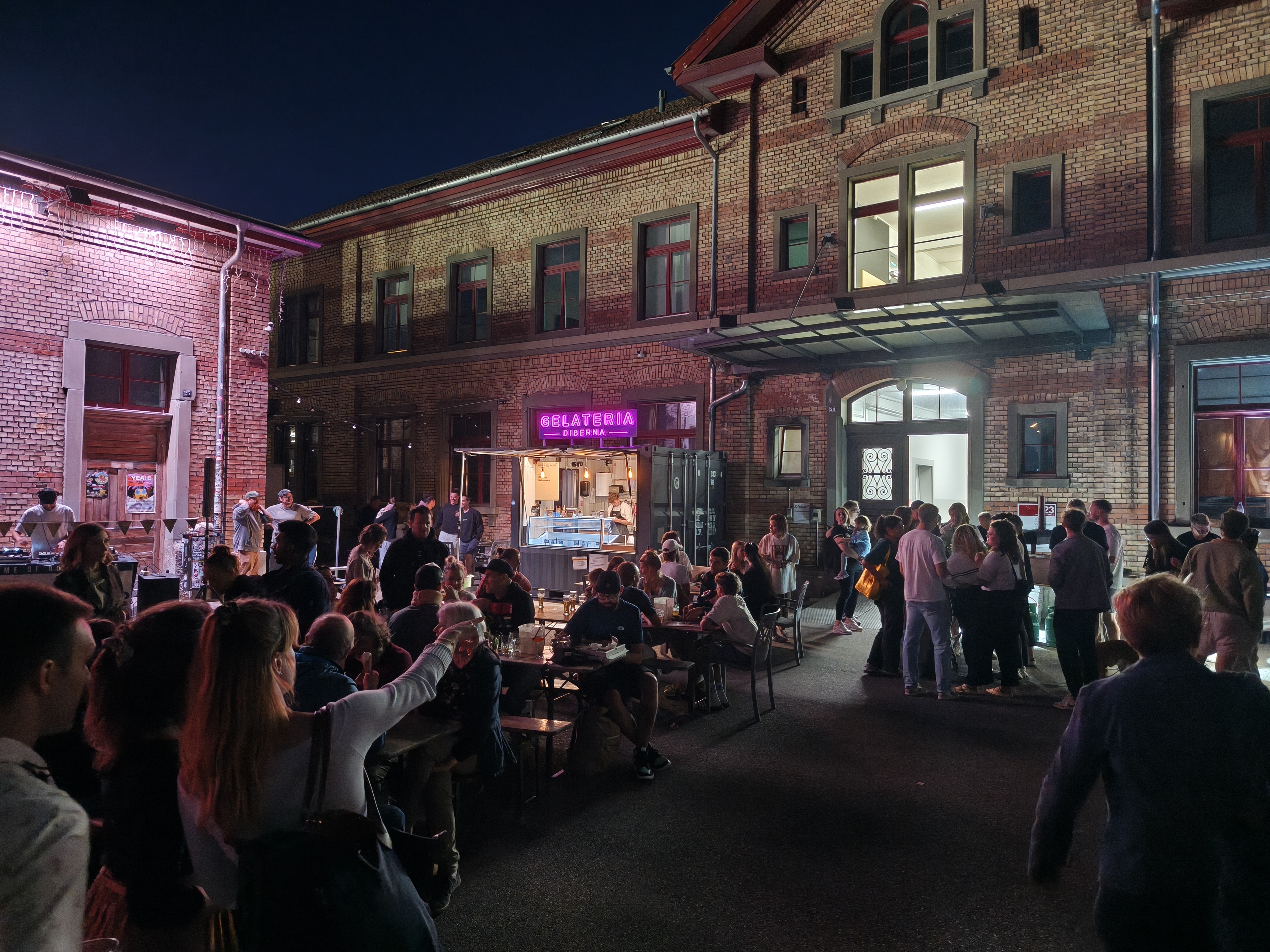 IMG20250919202223 Événement nocturne en plein air, scène de rue, glacier, enseigne lumineuse, foule