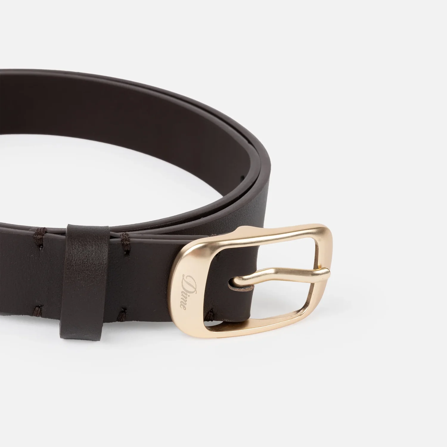 Ceinture en cuir, marron foncé, boucle dorée, cuir lisse, bords cousus
