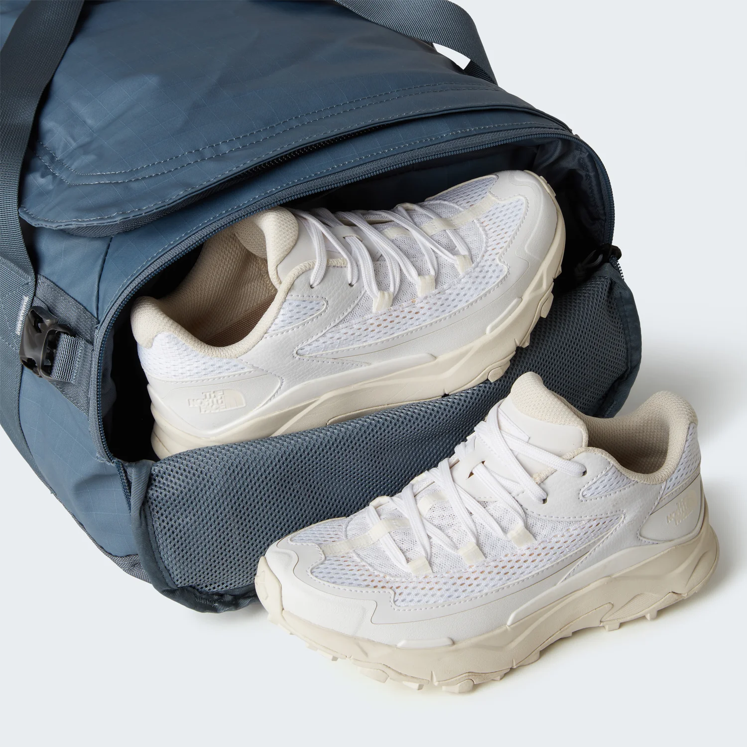 Base Camp Voyager Duffel 42L Sneaker, Weiß, Mesh-Obermaterial, Profilsohle, Rucksack