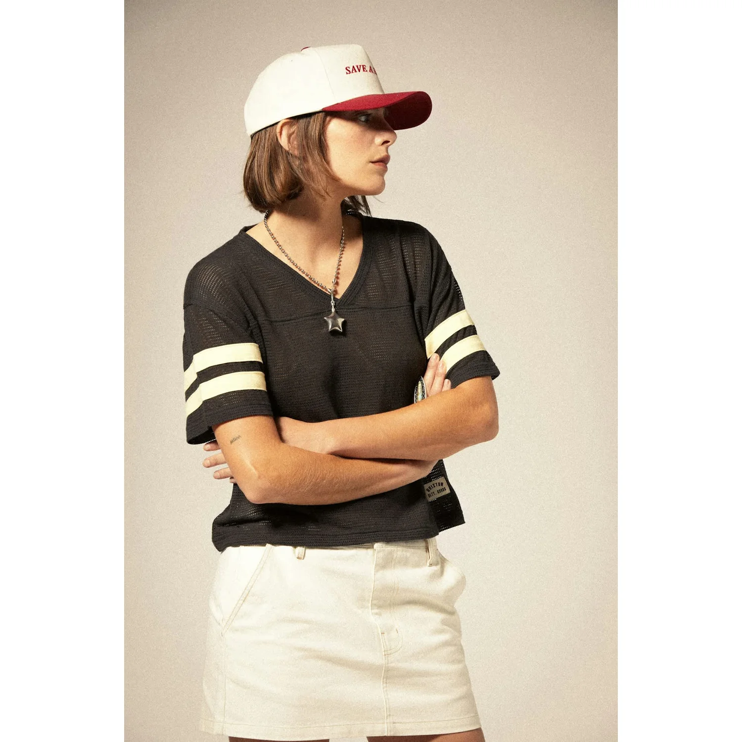 Casquette de baseball, casquette blanche et rouge, t-shirt noir, col en V, manches rayées
