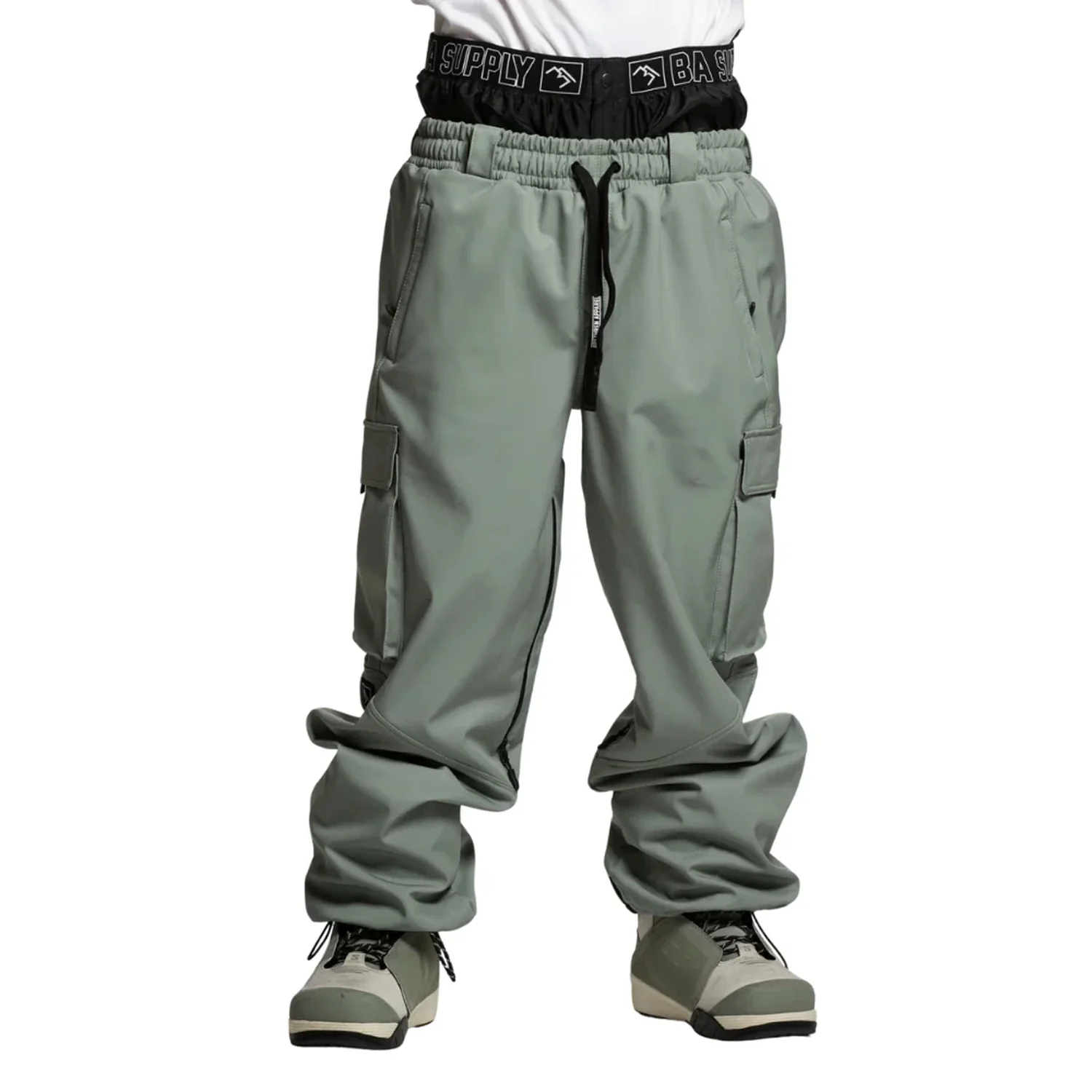Pantalon cargo, vert sauge, poches latérales, taille élastiquée, coupe large