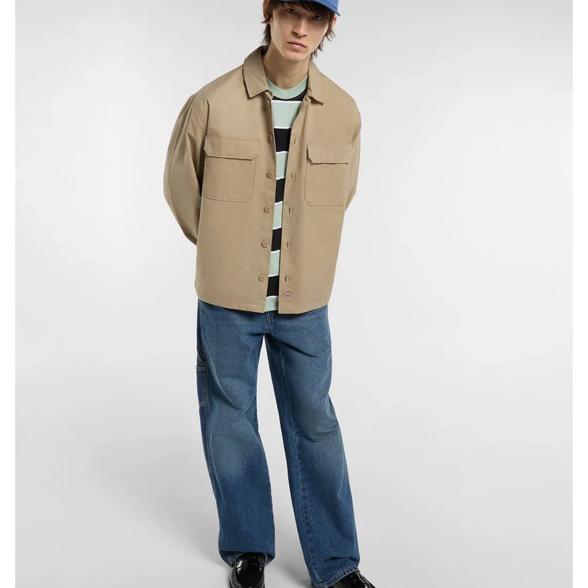 Embroidery Stripe SS Tee Beige Jacke, oversized Jacke, zwei Brusttaschen, Knopfverschluss, blaue Jeans