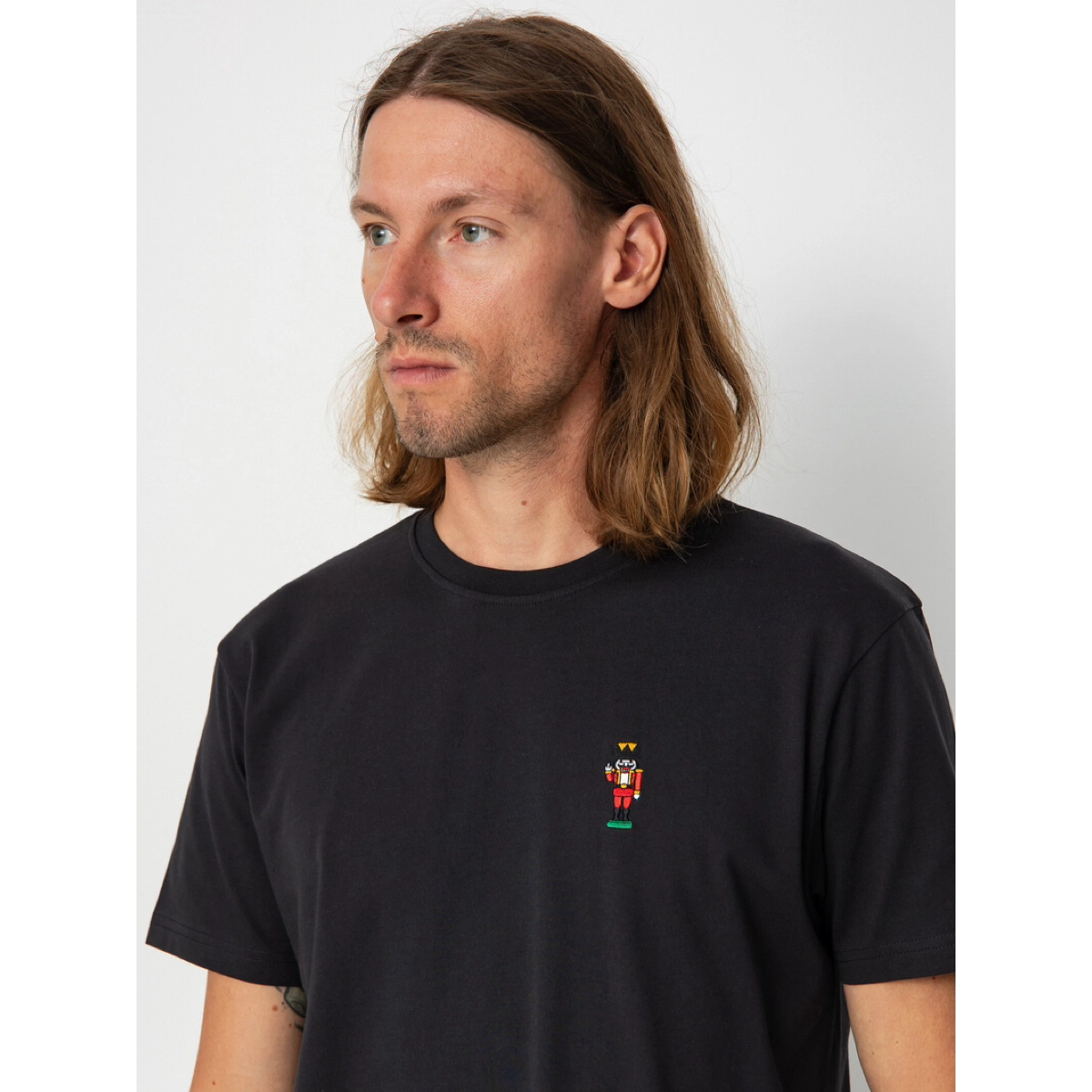 T-shirt, noir, petit patch, pin's à l'effigie du motif, manches courtes