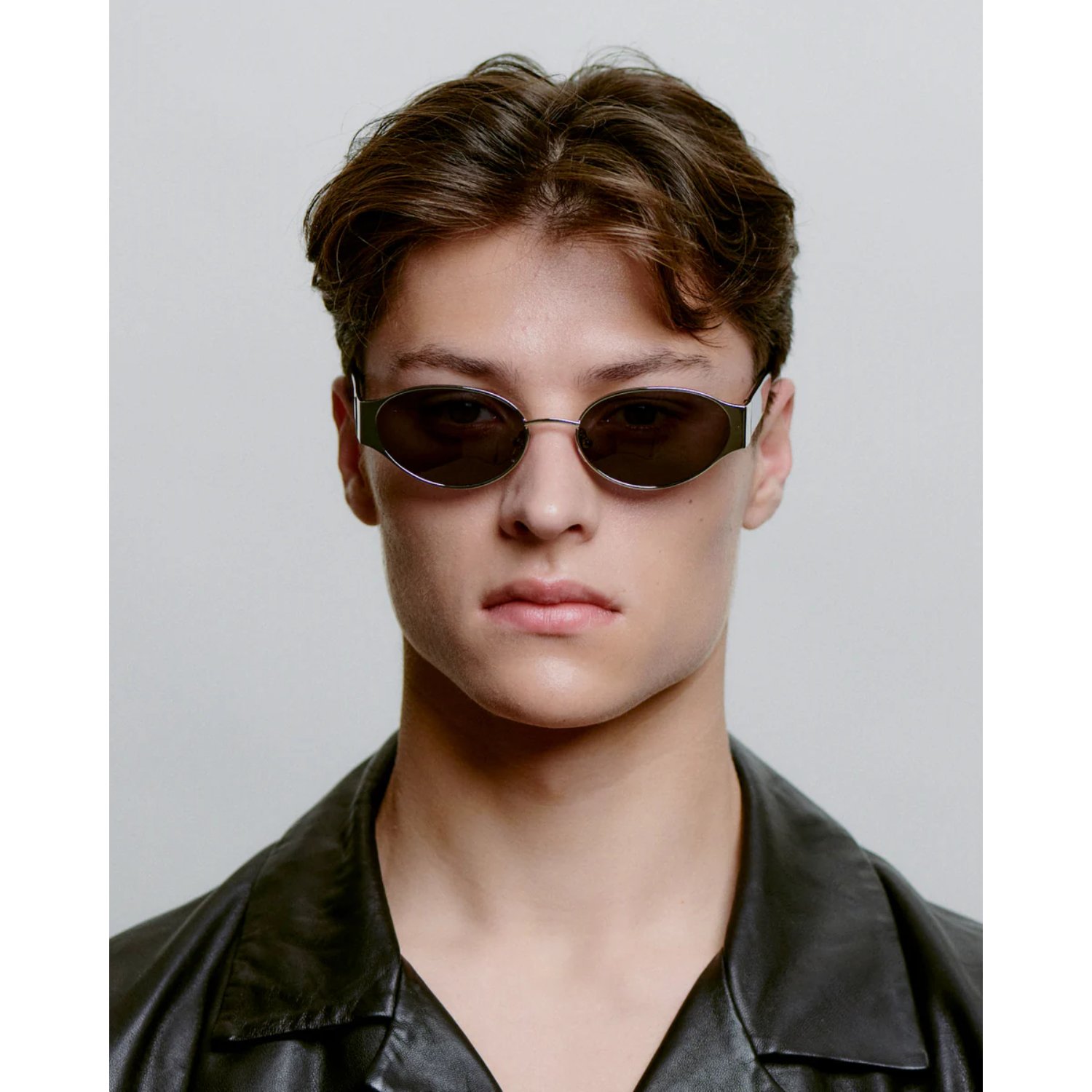 Bella Sonnenbrille, Oval, Metalrahmen, Dunkle Gläser, Lederjacke