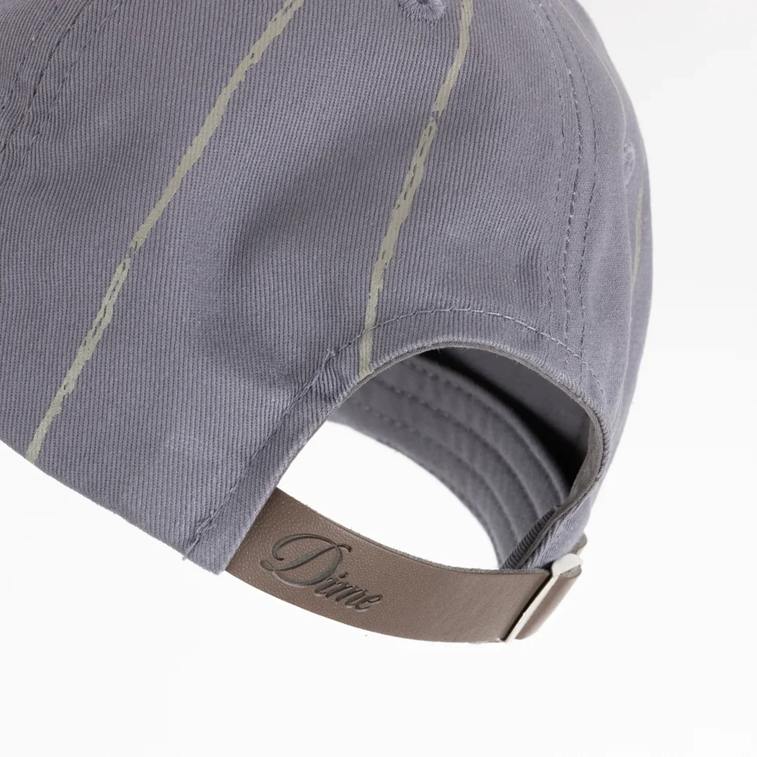 Baseballkappe, grauer Baumwollstoff, gestickte Streifen, verstellbarer Riemen, Metallschnalle