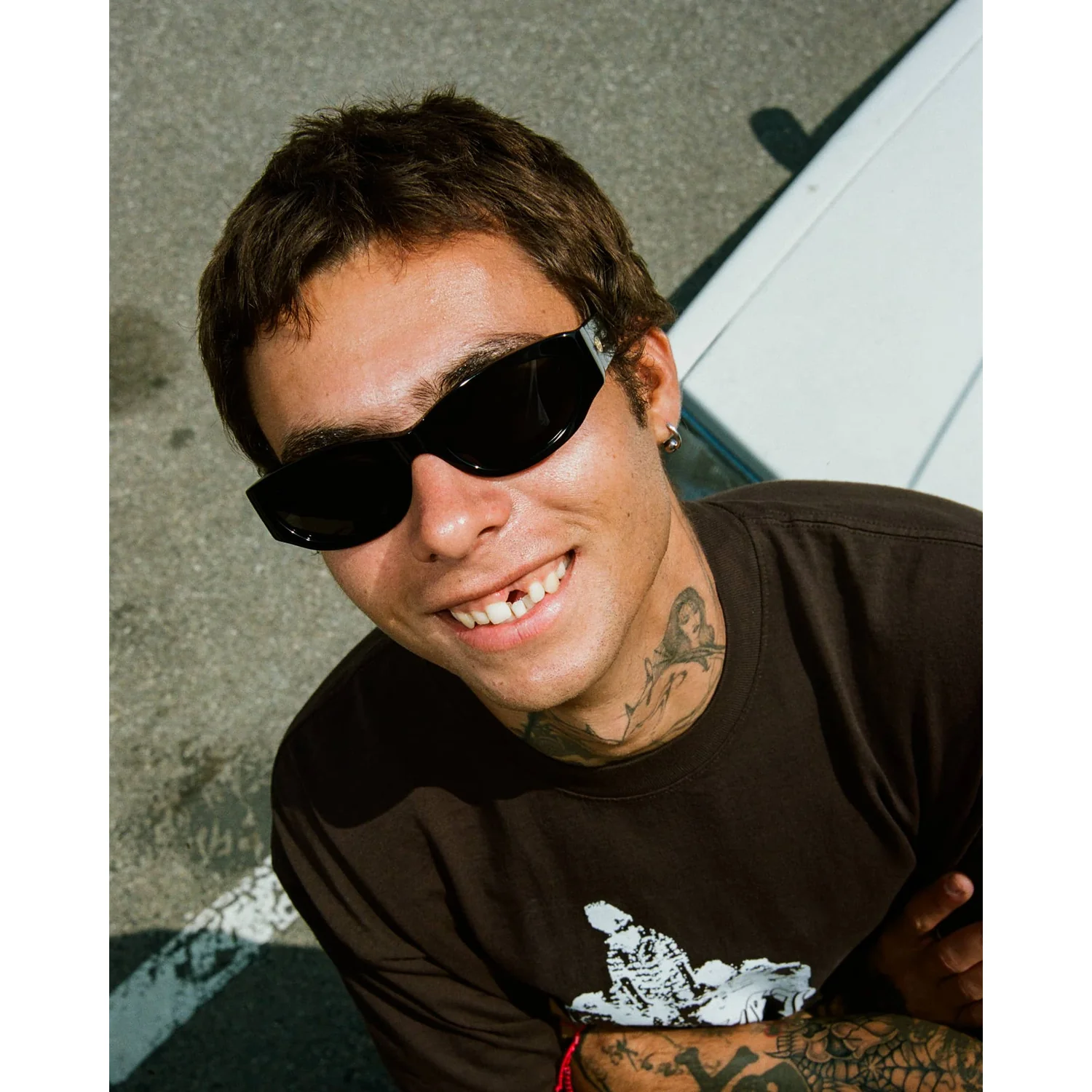 The Funk Punk Polarized Sonnenbrille, schwarzes Gestell, dunkle Gläser, kantige Form, T-Shirt