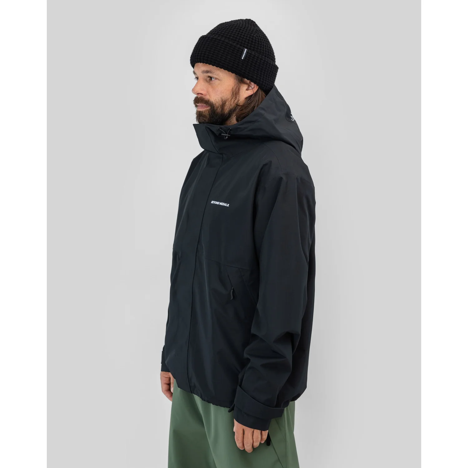 The Jacket Veste noire, capuche, fermeture éclair, col montant, bonnet en tricot