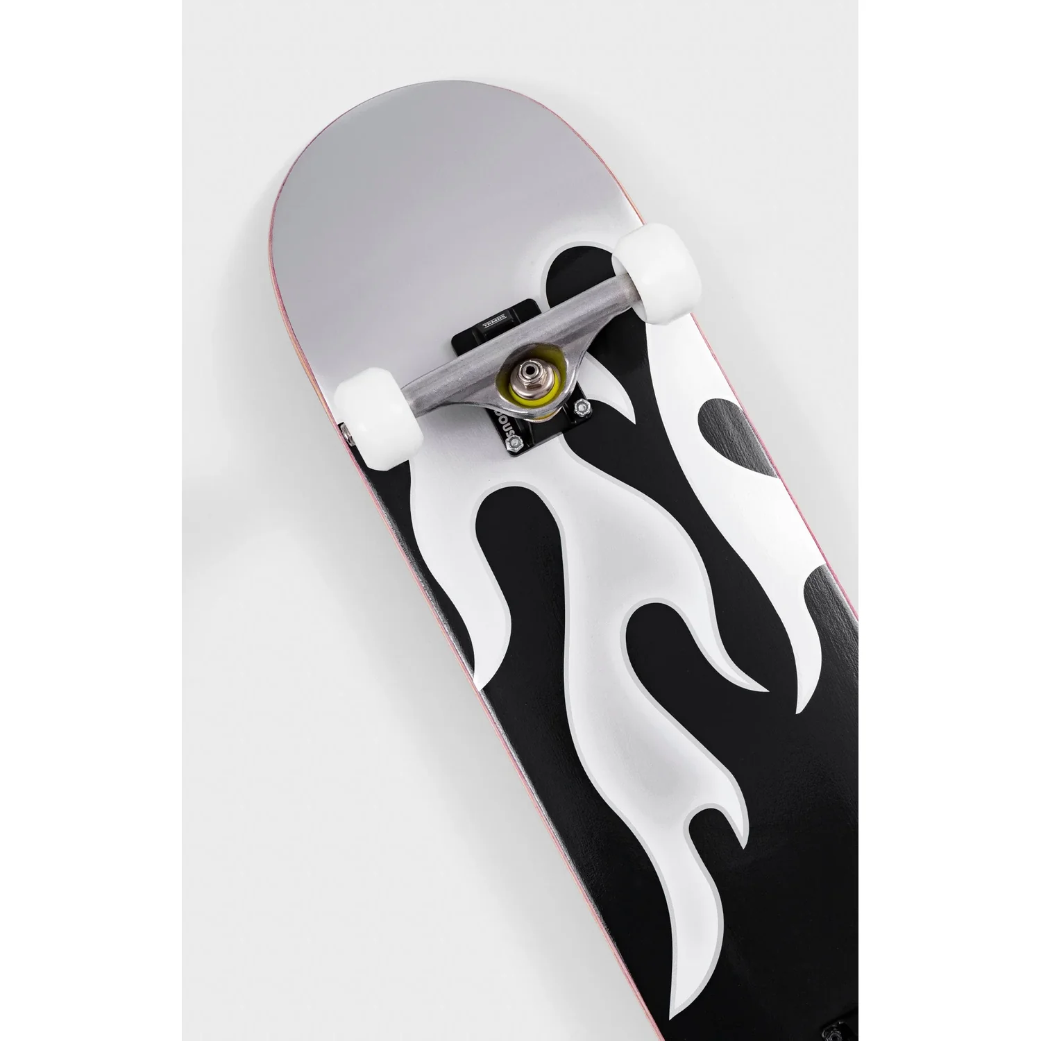 Skateboard, motif de flammes, planche noire, roues blanches, axes métalliques
