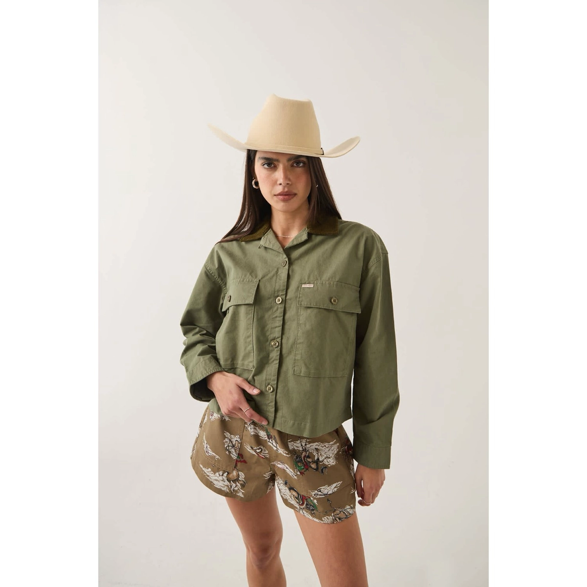 Veste vert militaire, veste cargo, fermeture à boutons, rabats de poches poitrine, col à cordon, veste, vert olive, veste utilitaire, boutons sur le devant, manches longues