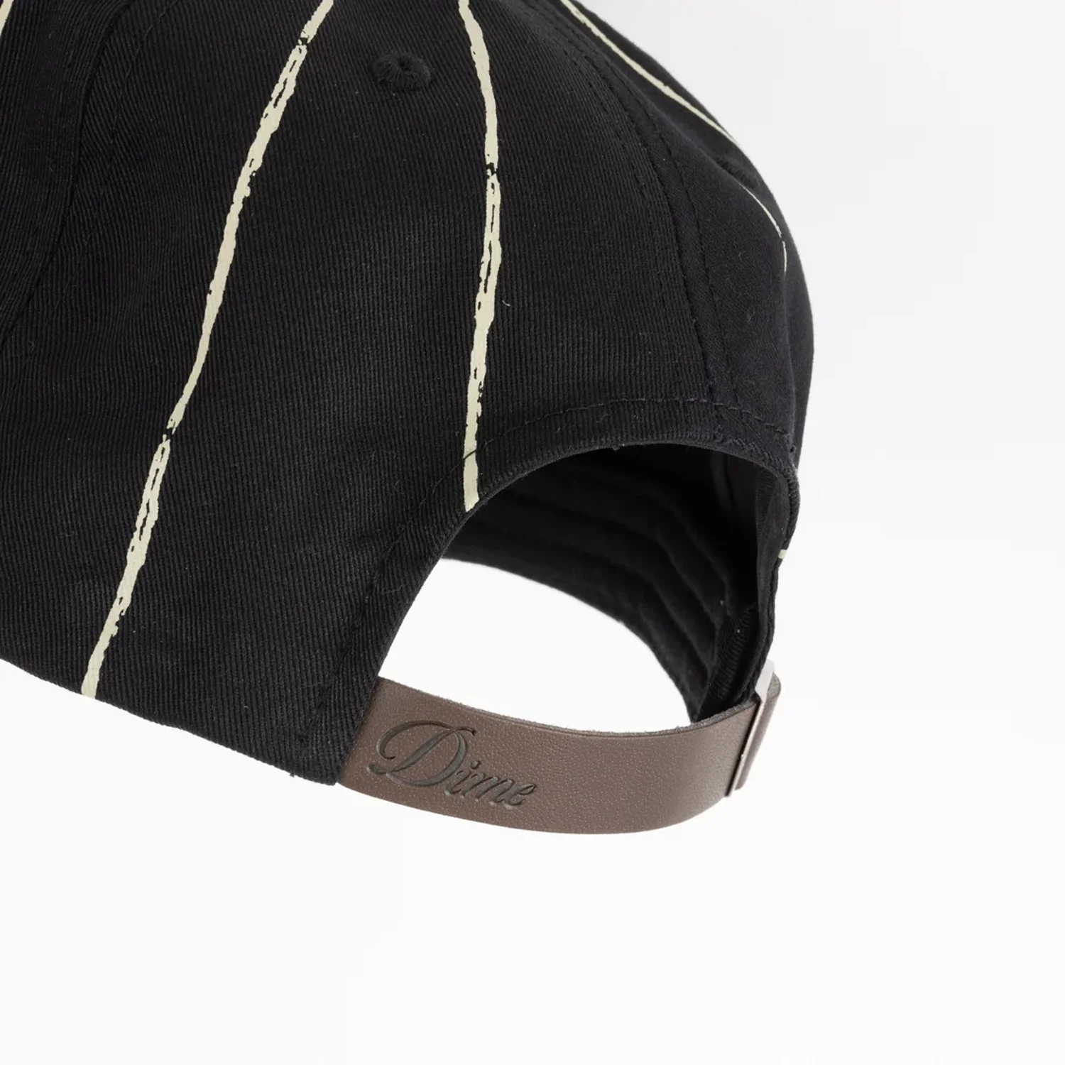 Baseballkappe, schwarze Baumwolle, helle Streifen, verstellbarer Riemen, gebogener Schirm