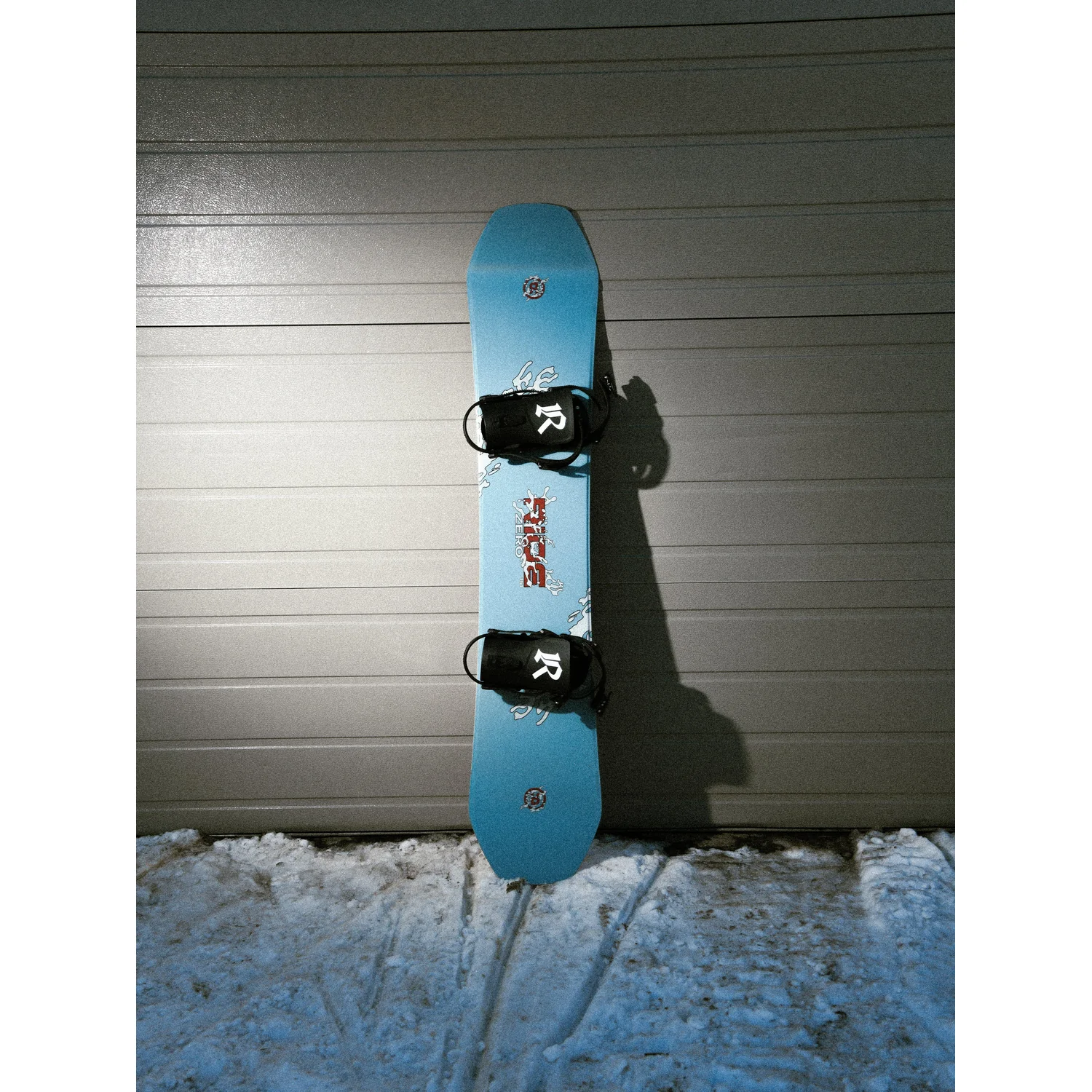 Snowboard, Blaue Oberfläche, Schwarze Bindungen, Grafikmuster