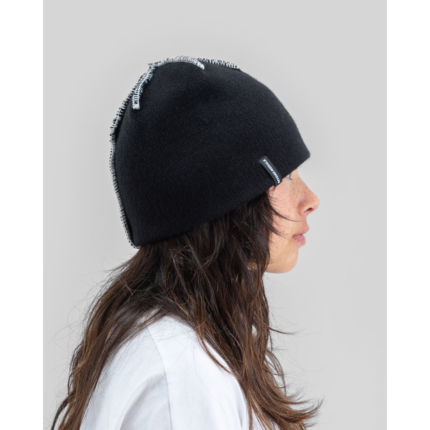 Bonnet, noir, bonnet en laine, avec une tresse sur le côté Look, style « tresse »