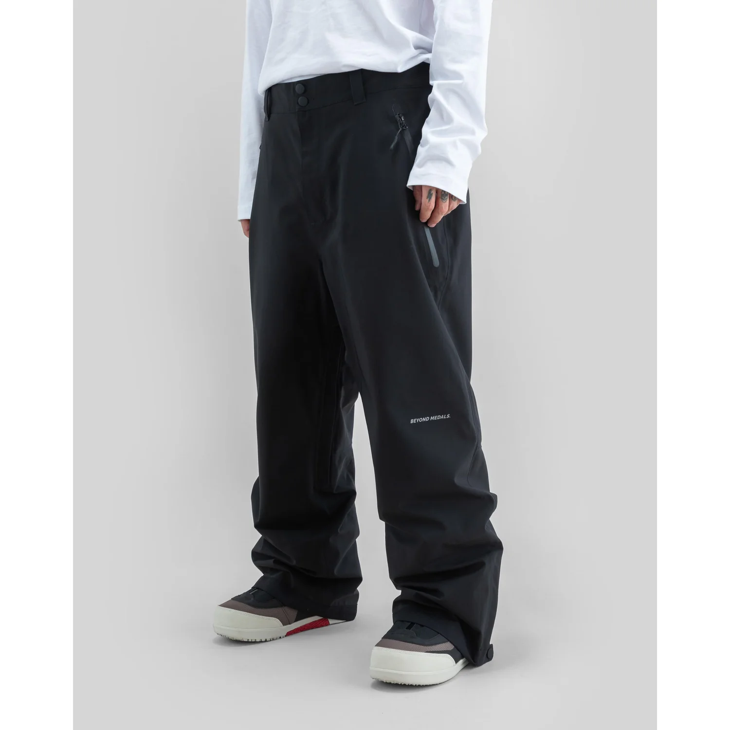 Pantalon de neige, noir, coupe ample, poches zippées, bas de jambes réglables