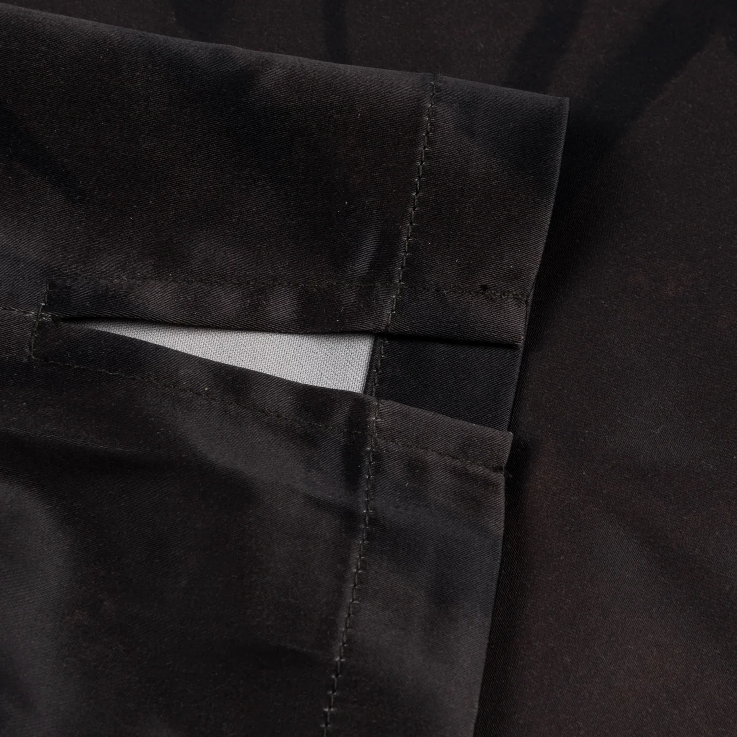 Chilling Satin Shirt Schwarzer Stoff, Textil, genähte Naht, Stofföffnung