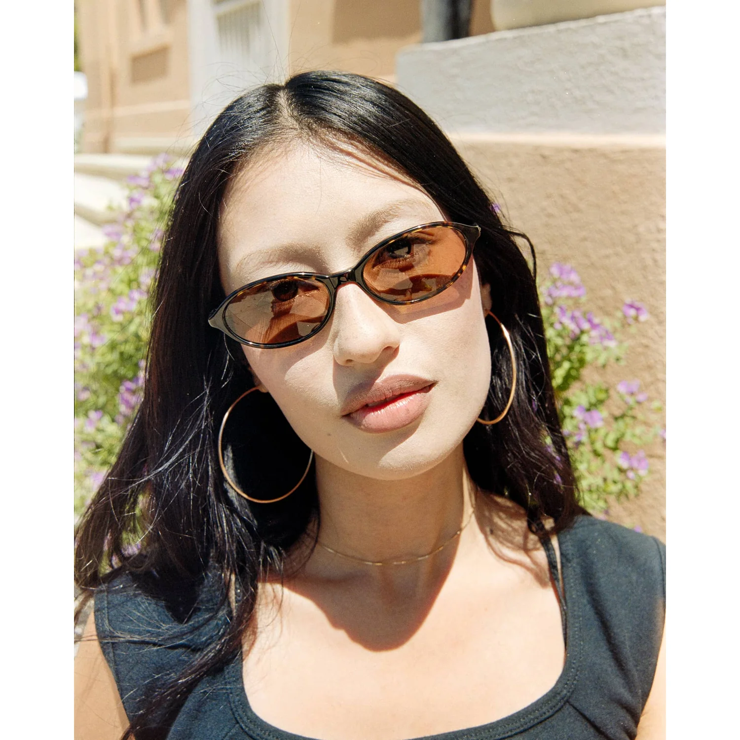 Sonnenbrille, Katzenaugenform, braune Gläser, dunkles Gestell, ovale Form