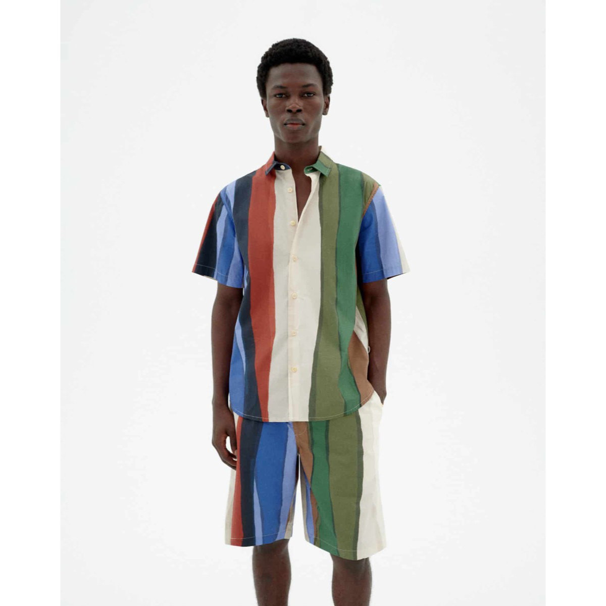 Person, Kleidung, Hemd, Kurze Hosen