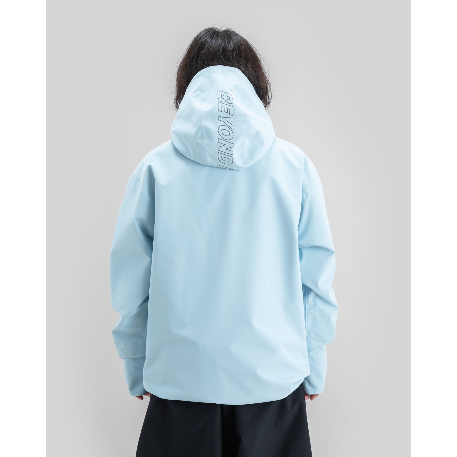 veste bleu clair, capuche, coupe-vent, vue de dos, manches longues