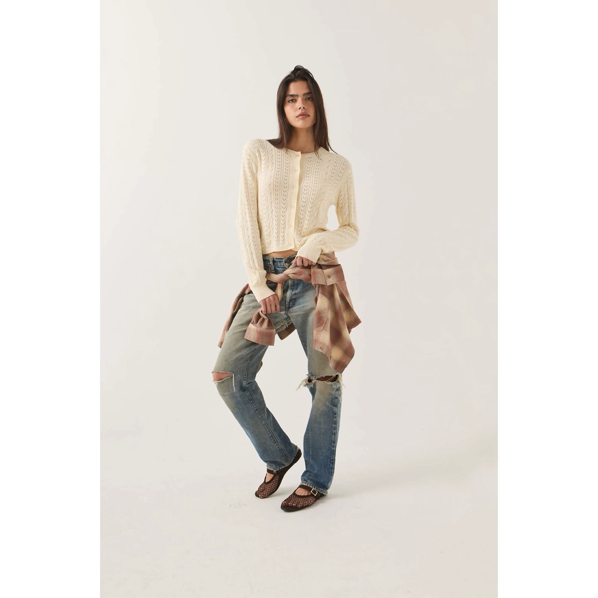 Bixby Lightweight Cardigan Kleidung, Kabelstrickpullover, Cropped Sweater, Jeans, Flanell-Schal, Knittruhe, Cable-Knitted Sweater, Beige Pullover, Jeans mit Rissen, Schuhe mit Schnallen