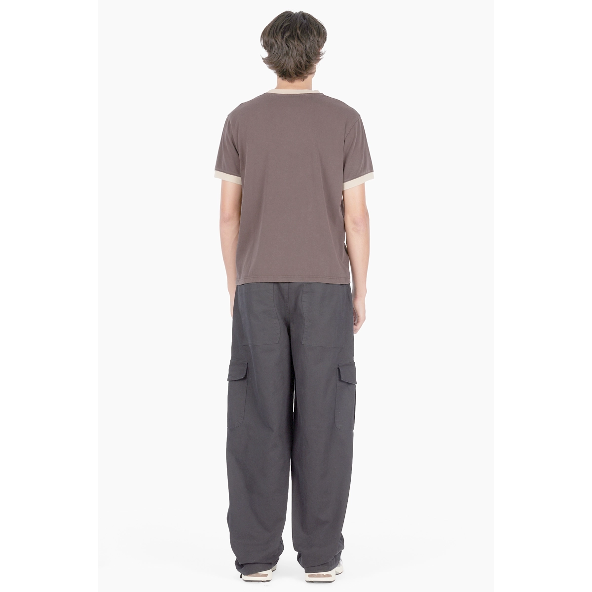 T-shirt à manches courtes, marron, bords-côtes beiges, vue de dos, t-shirt, t-shirt à manches courtes, shorts, pantalon cargo, sacs à dos