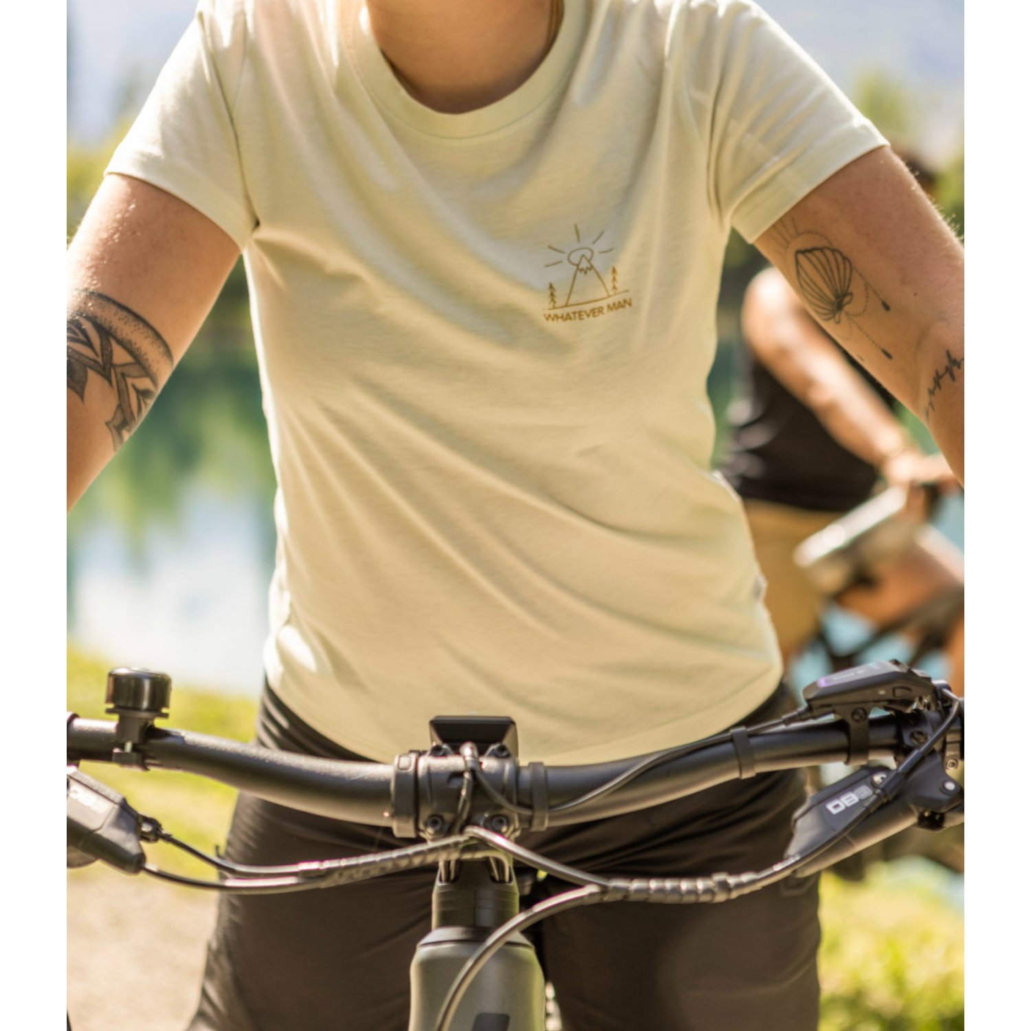T-shirt, beige, vue de face, tatouages, vélo