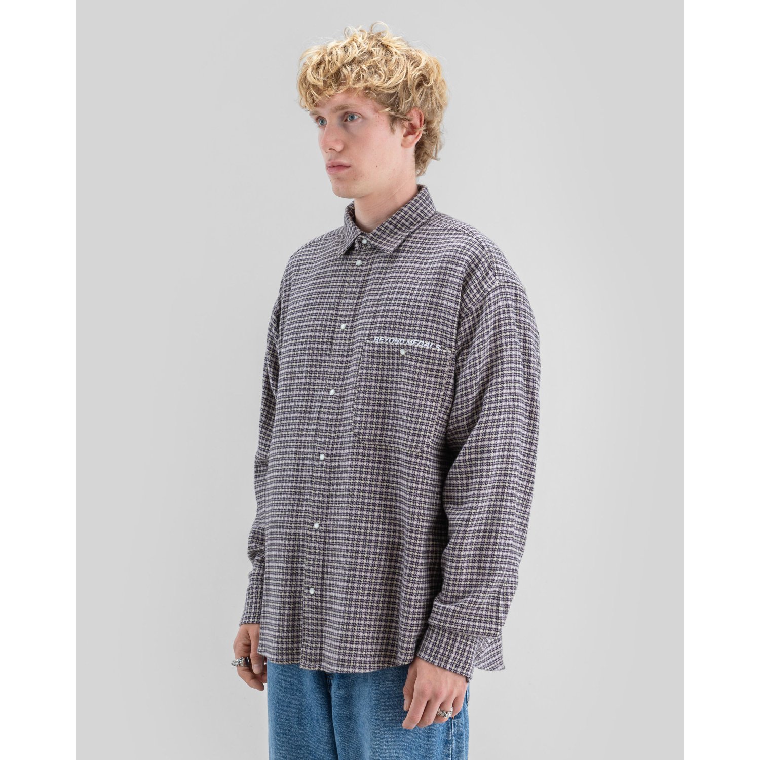 Chemise à carreaux style plaid, fermeture à boutons, patte de boutonnage, logo imprimé, logo sur poche poitrine, manches longues, coupe décontractée, tons gris-marron
