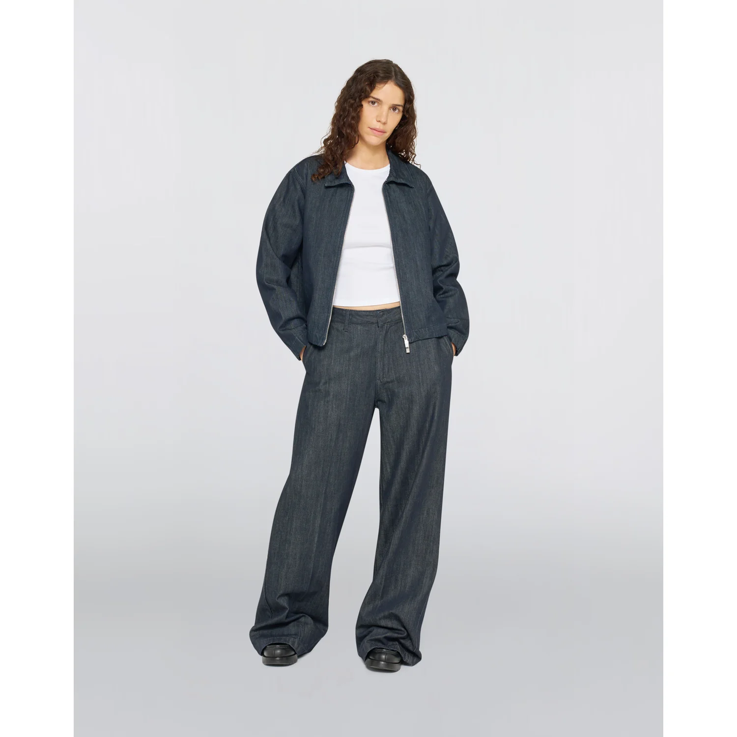 Jeansjacke, weite Jeans, dunkelblauer Denim, Reißverschlussjacke, Zweiteiler