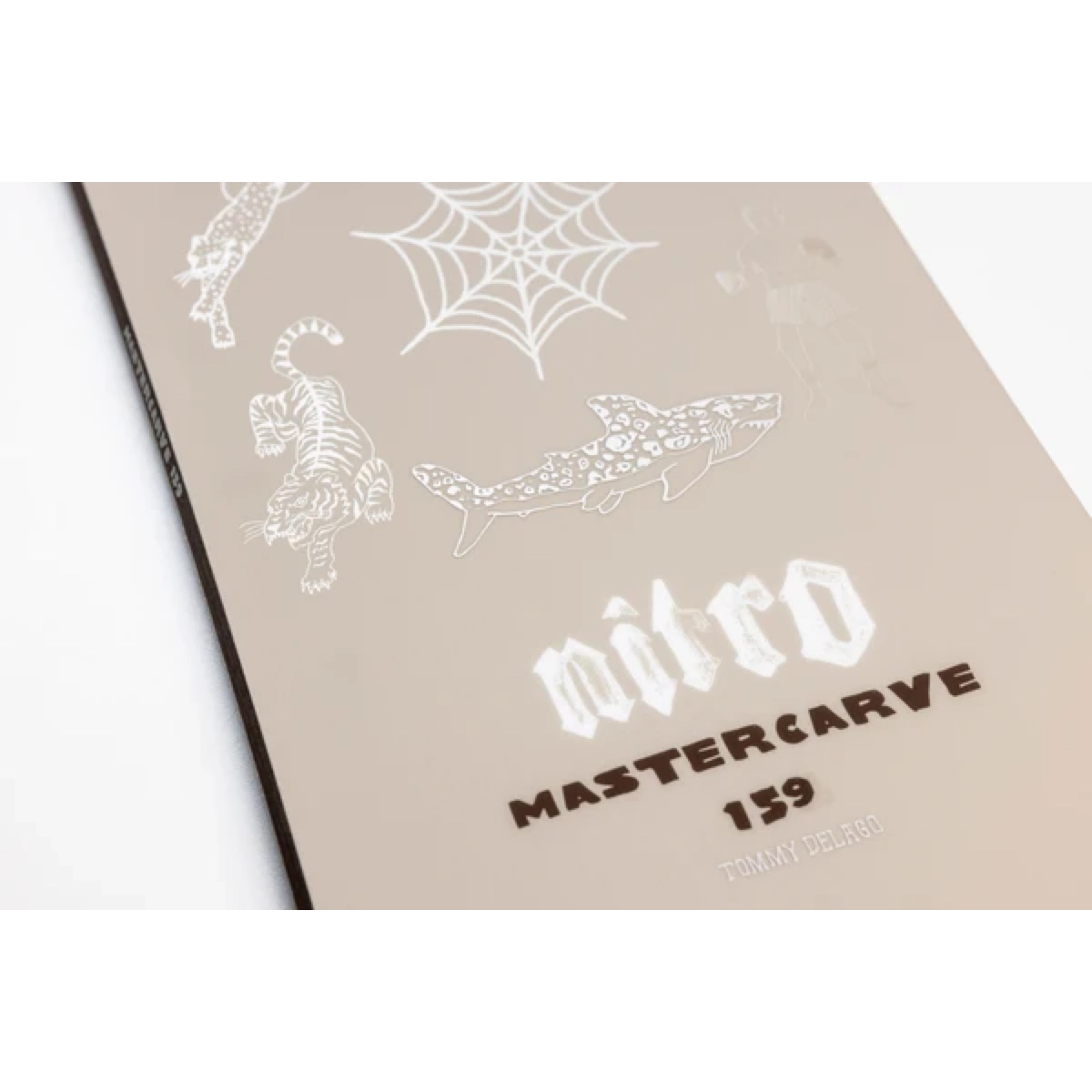 Mastercarve, requin, toile d'araignée, couverture beige, livre d'art, mastercarve, peluche, requins, tropic, intensité