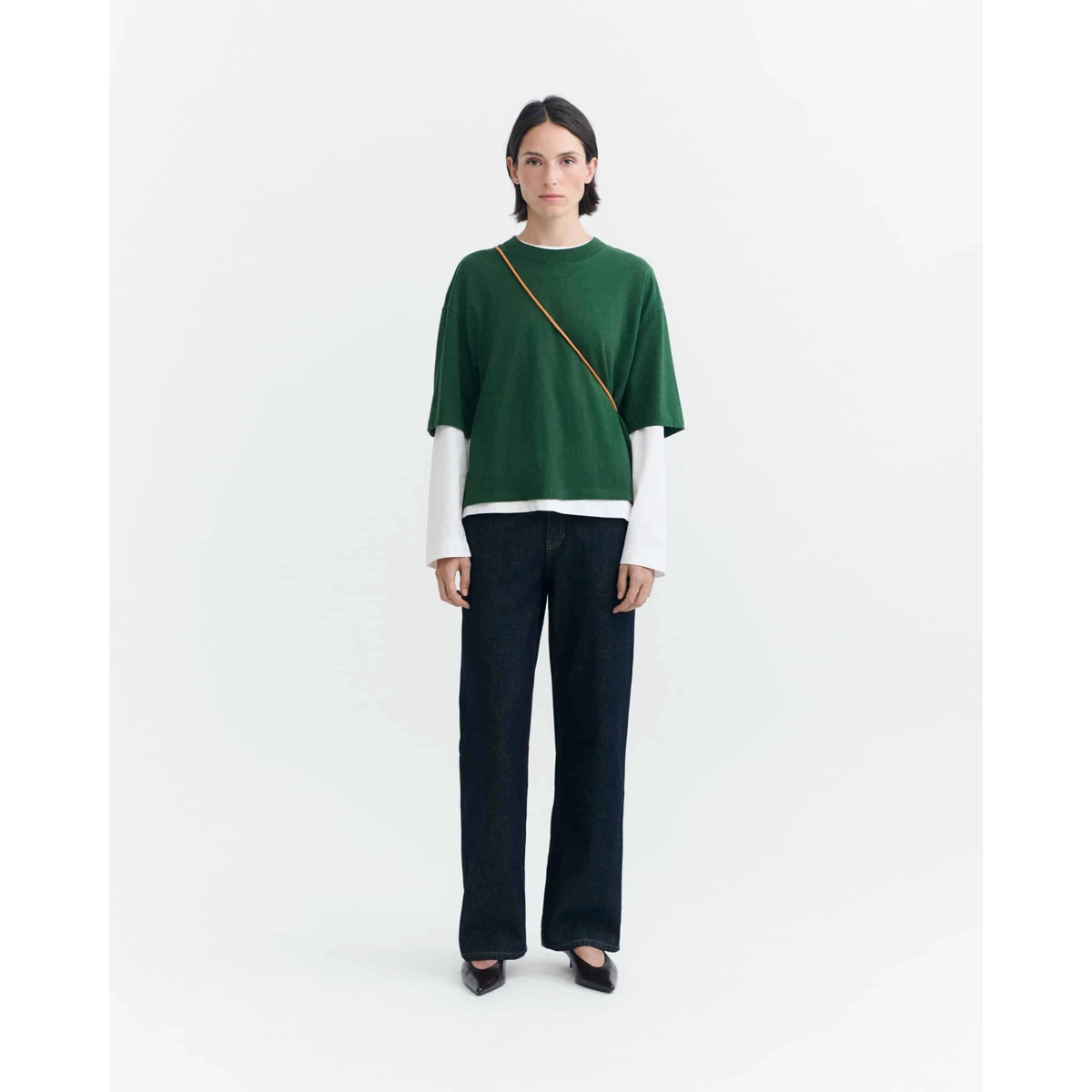 Lena Tee Oversized Top, Grünes Oberteil, Lagenlook, Weiße Bündchen, Dunkle Jeans, grünes Oberteil, Oversized Shirt, Longsleeve Layering, Crossbody Tasche, dunkle Jeans